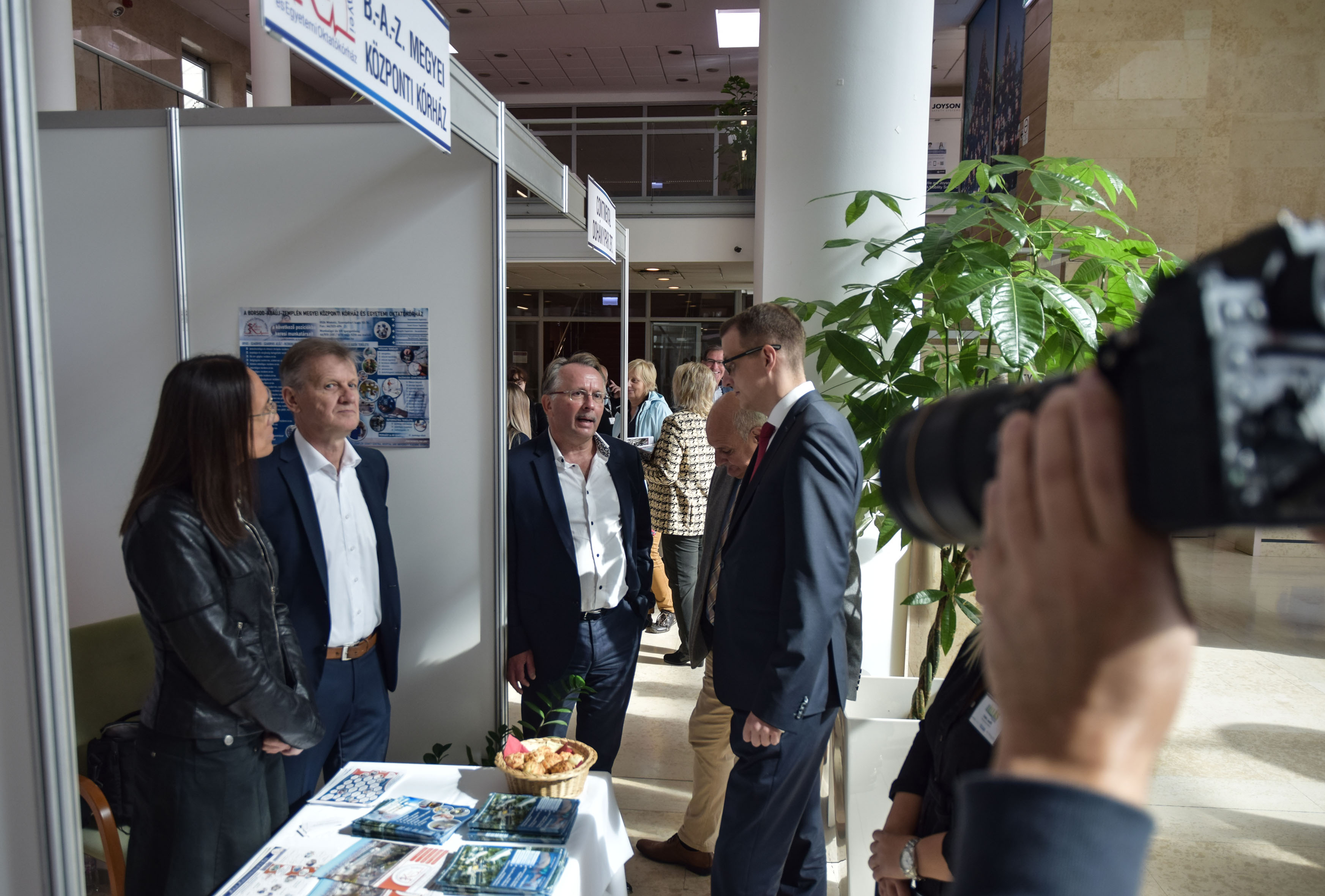 Emberek beszélgetnek az állásbörzén egy asztalnál