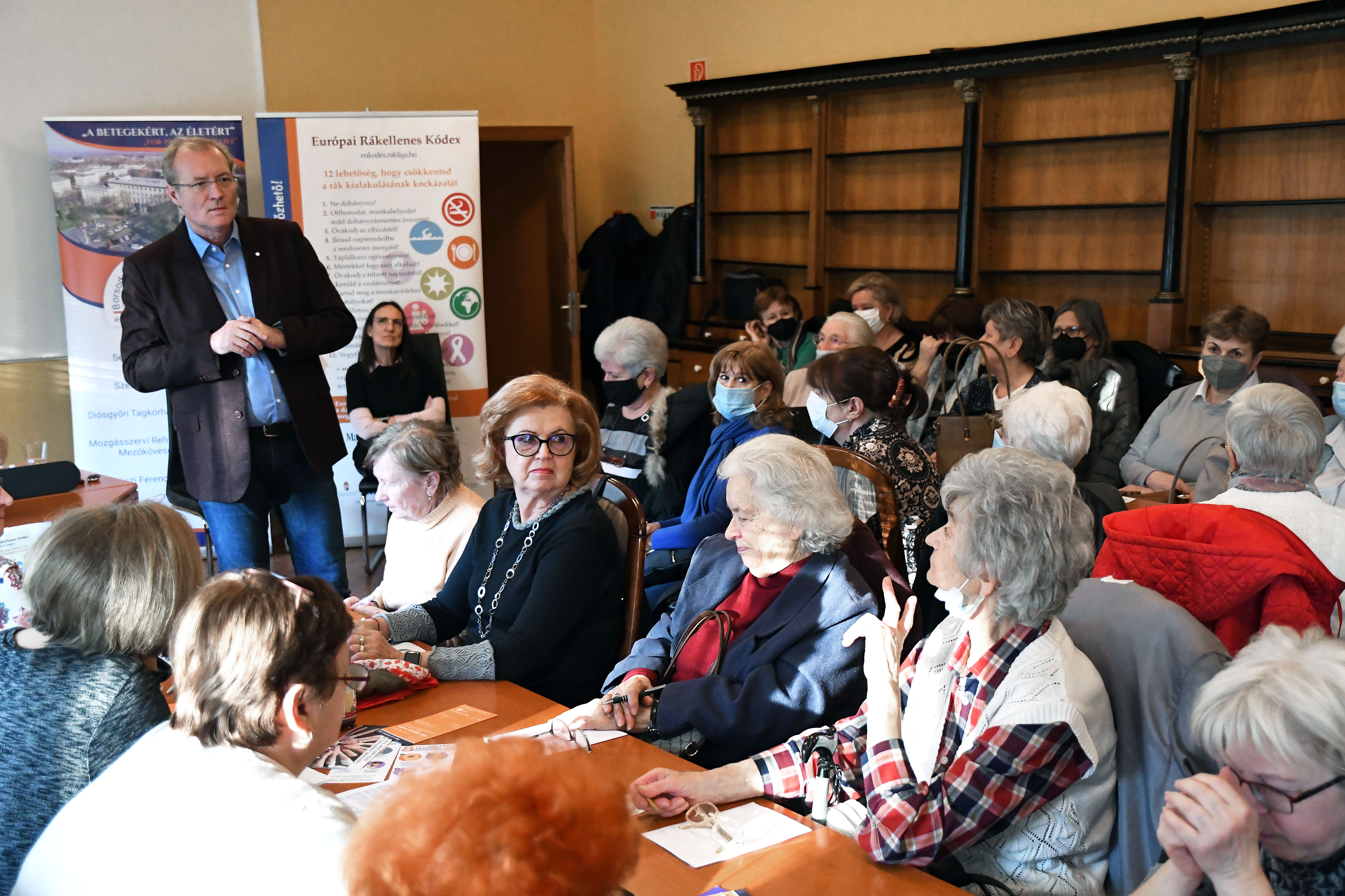 Egy ember beszél a közönség előtt