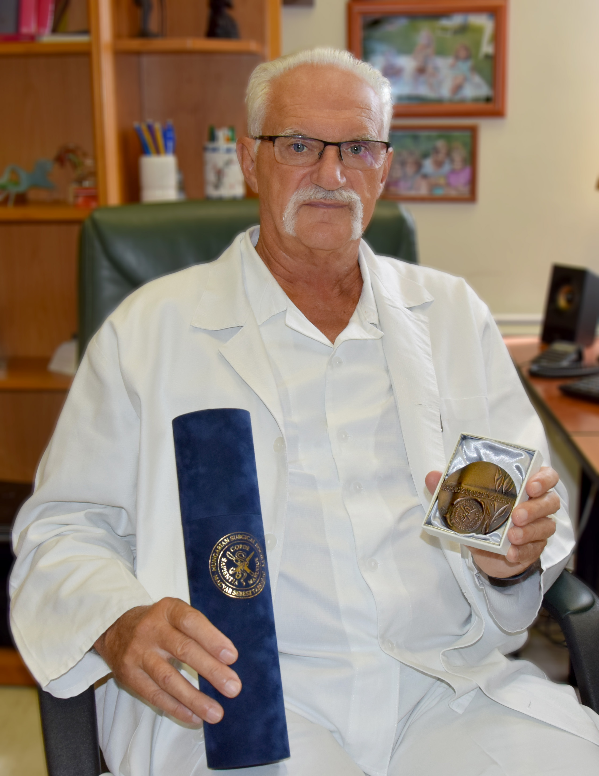 Dr. Mátyás Lajos tartja a Magyar Sebészetért emlékérméjét