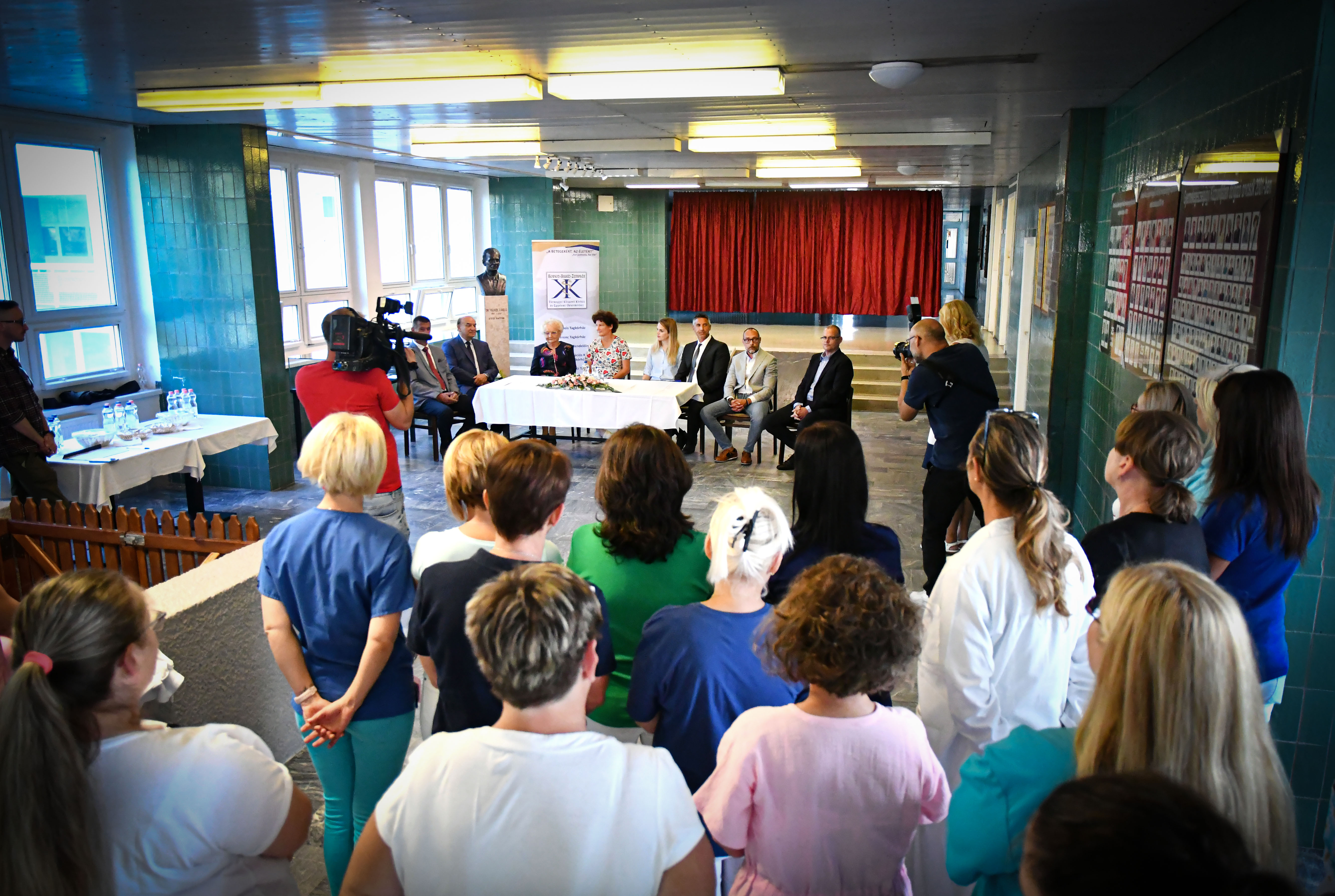 01Sajtótájékoztató a Velkey László mellszobor előtt