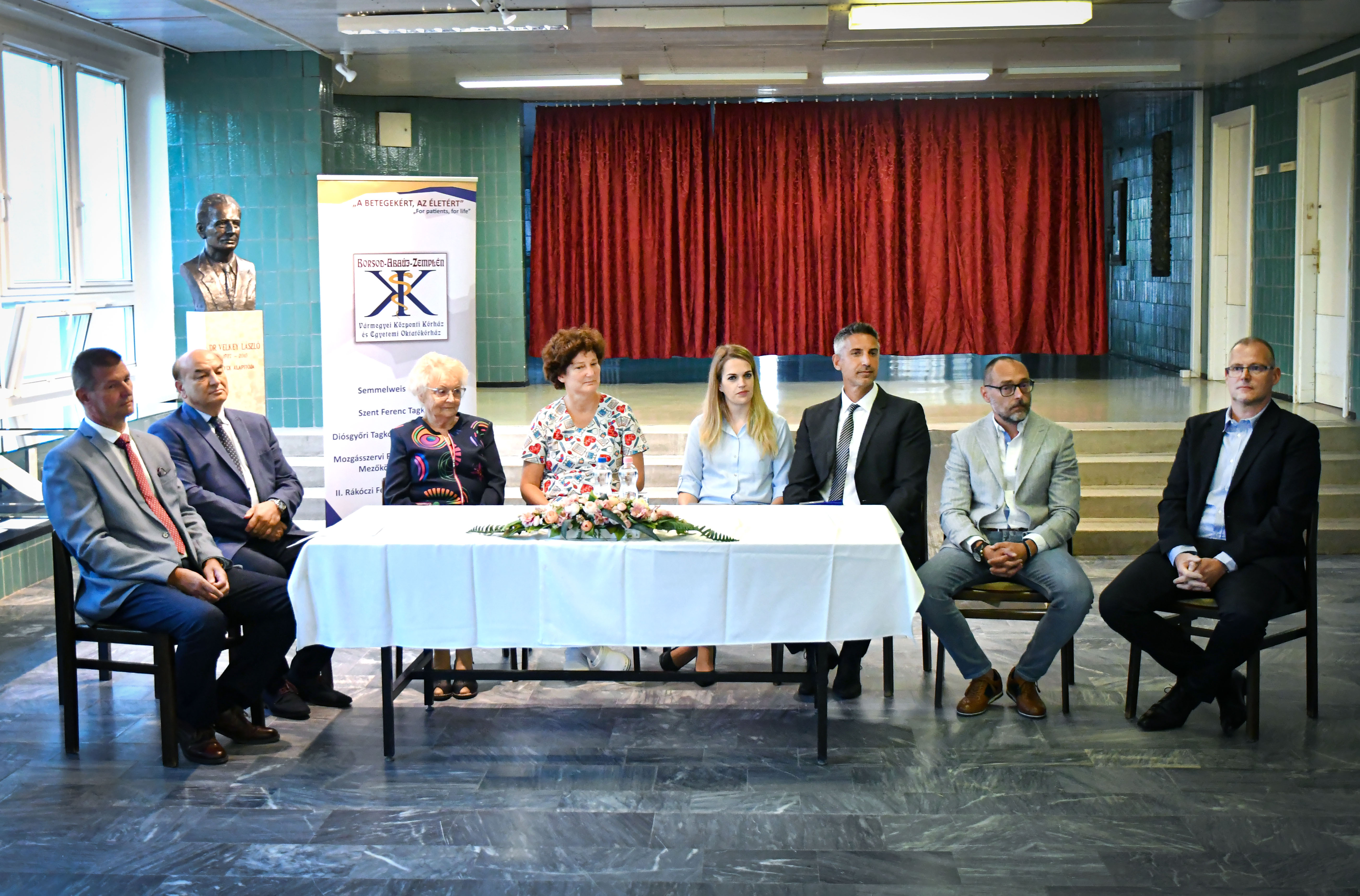 A kórház képviselői és az adományozók