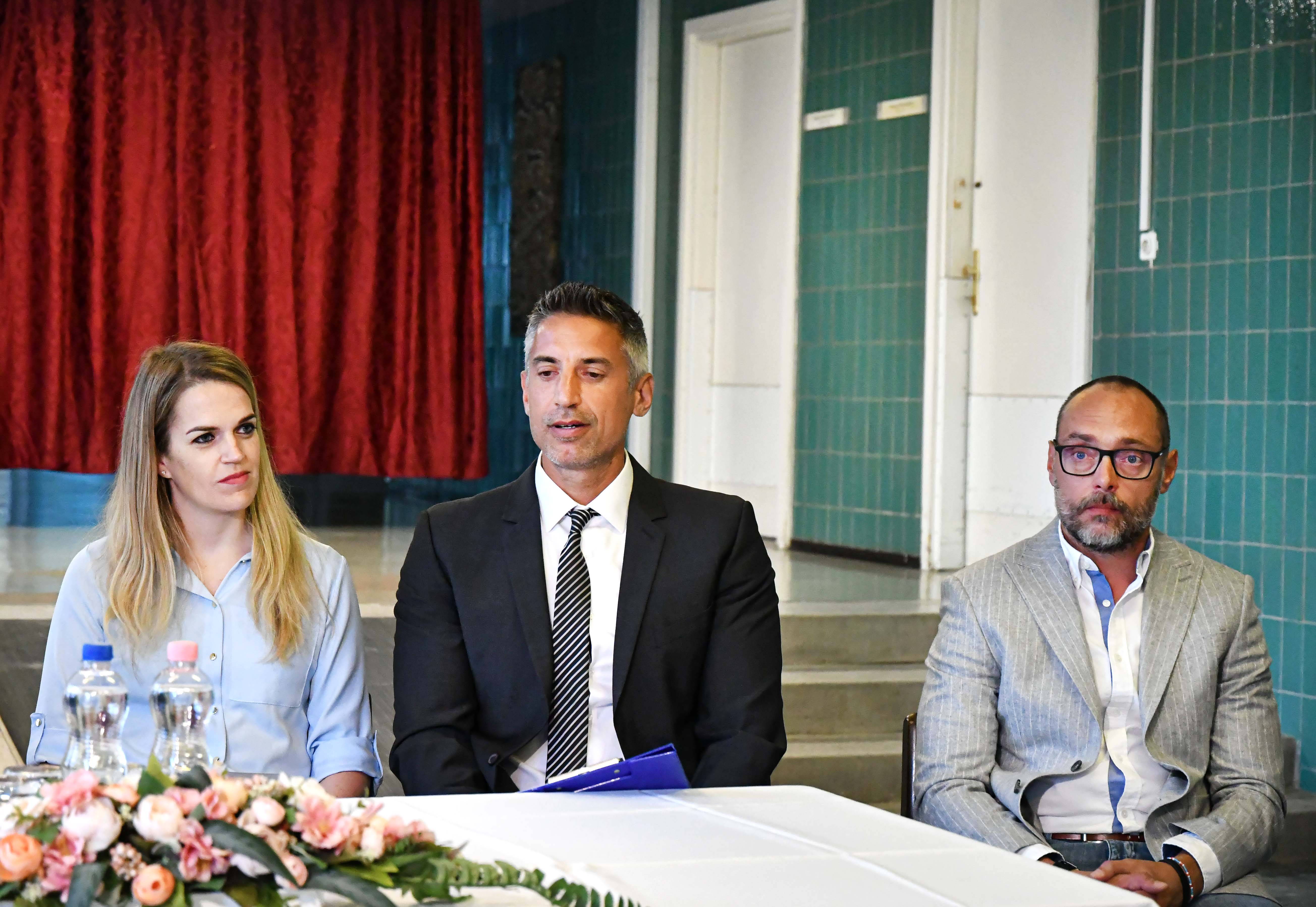 Az adományozók: Barkóczi Eszter – a FUX Zrt. képviseletében, Hegedűs Roland –INC Global Holding Kereskedelmi és Szolgáltató Kft. ügyvezetője, Rónai Attila – a HUN-Therm Kft. ügyvezető tulajdonosa