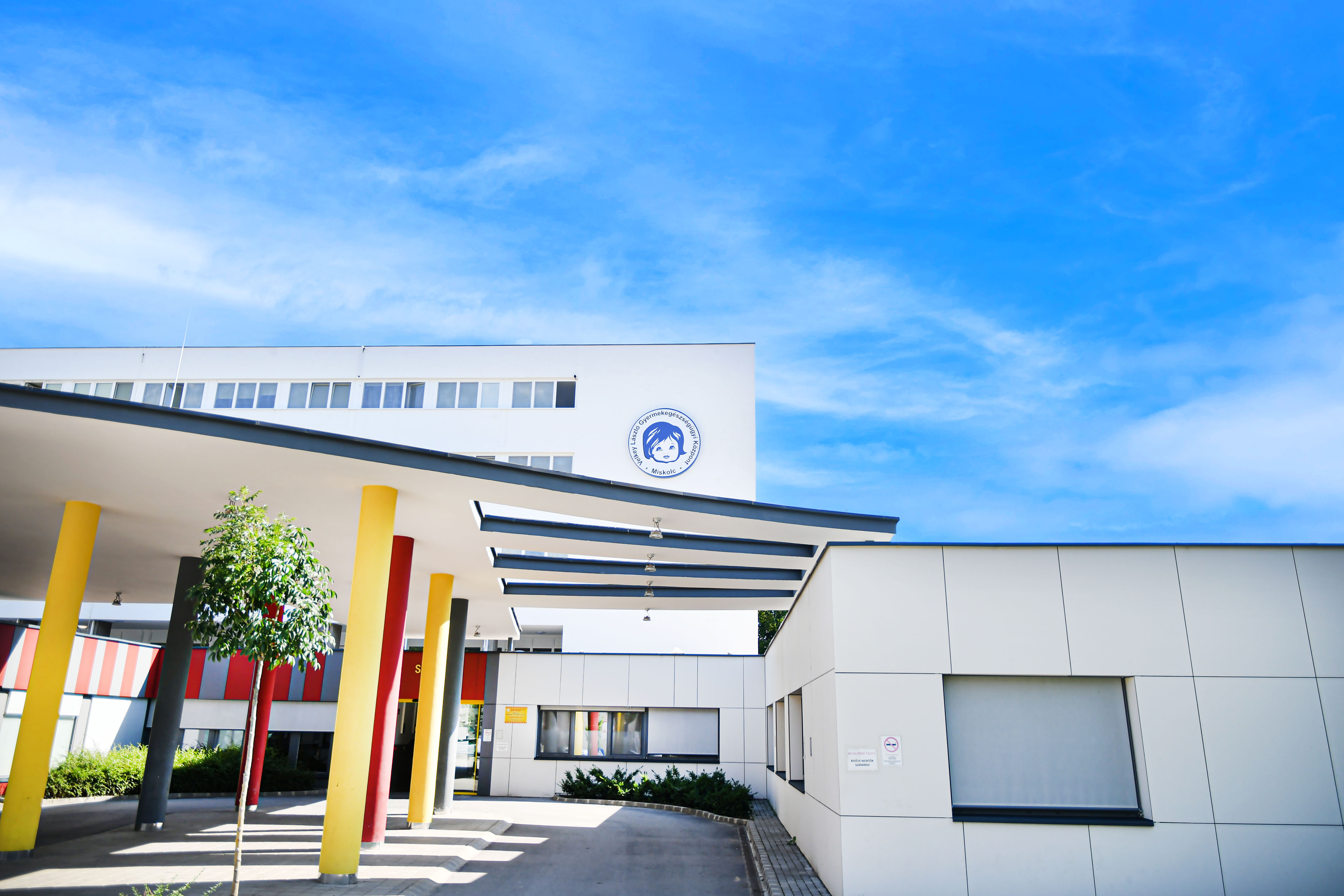 Babafejes logó az épület homlokzatán