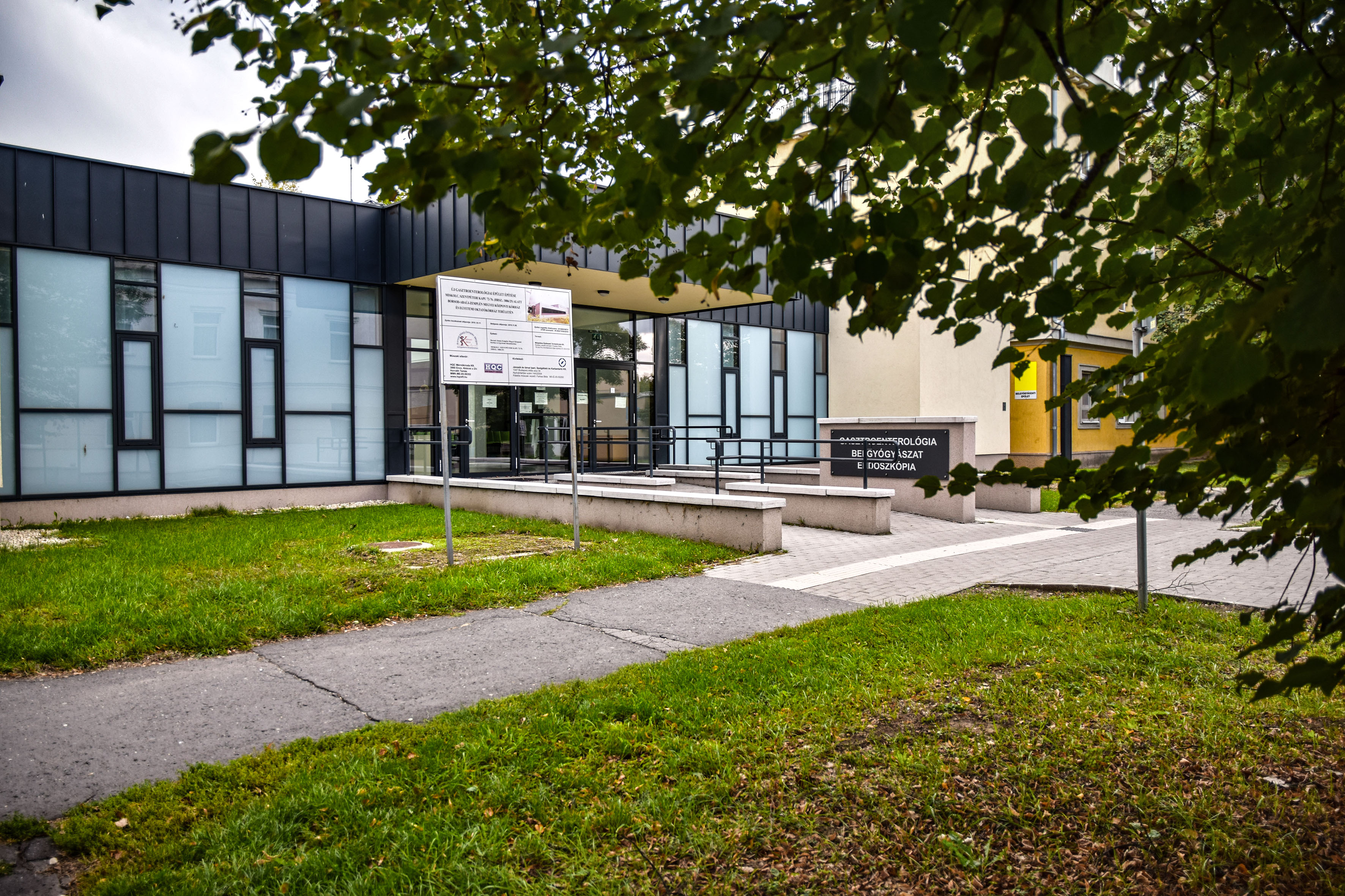 Épület, rajta a belgyógyászati osztály bejáratáról