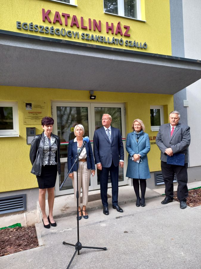 Emberek állnak a Katalin ház bejárata előtt