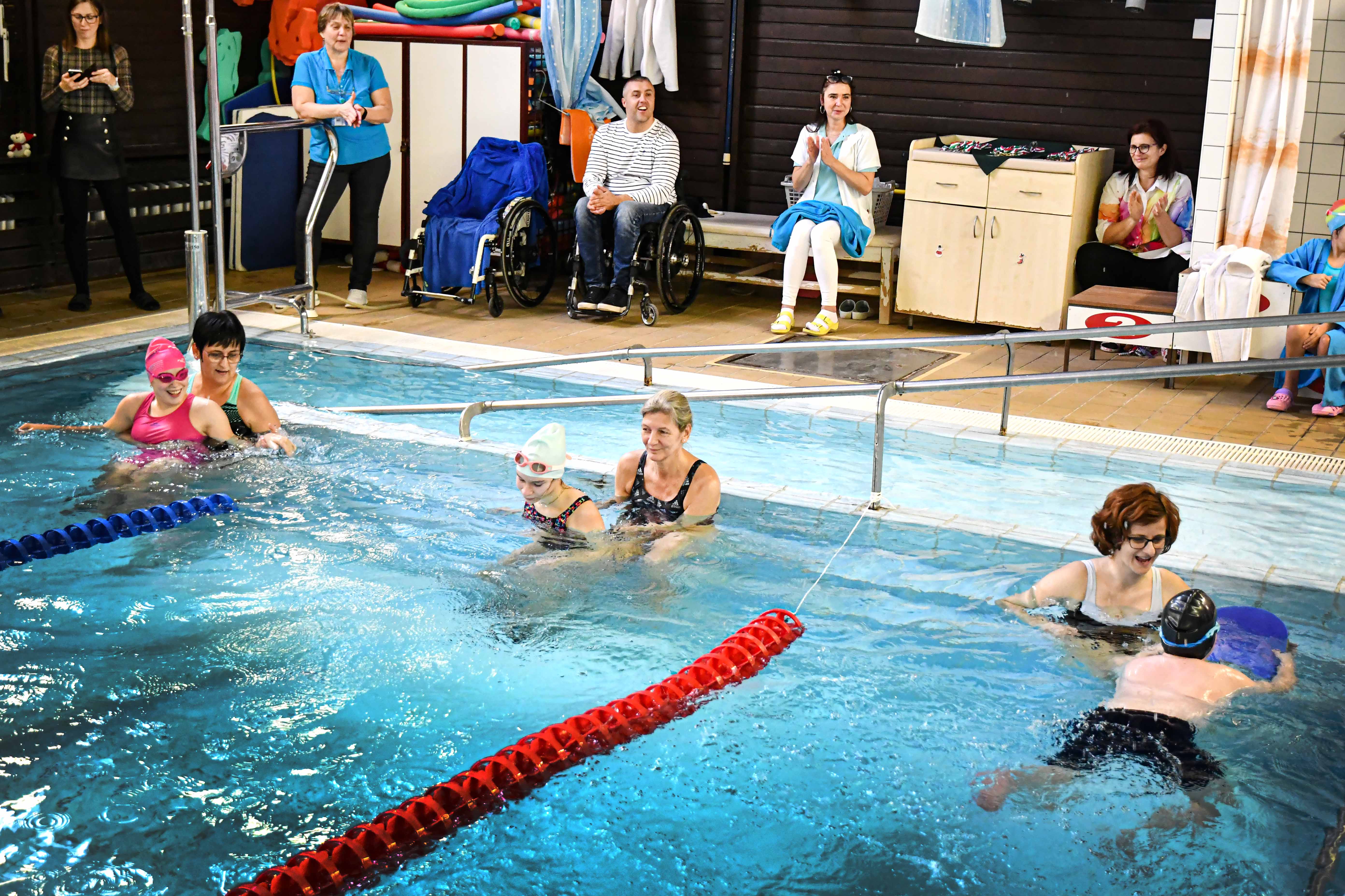 Kép az úszóversenyről