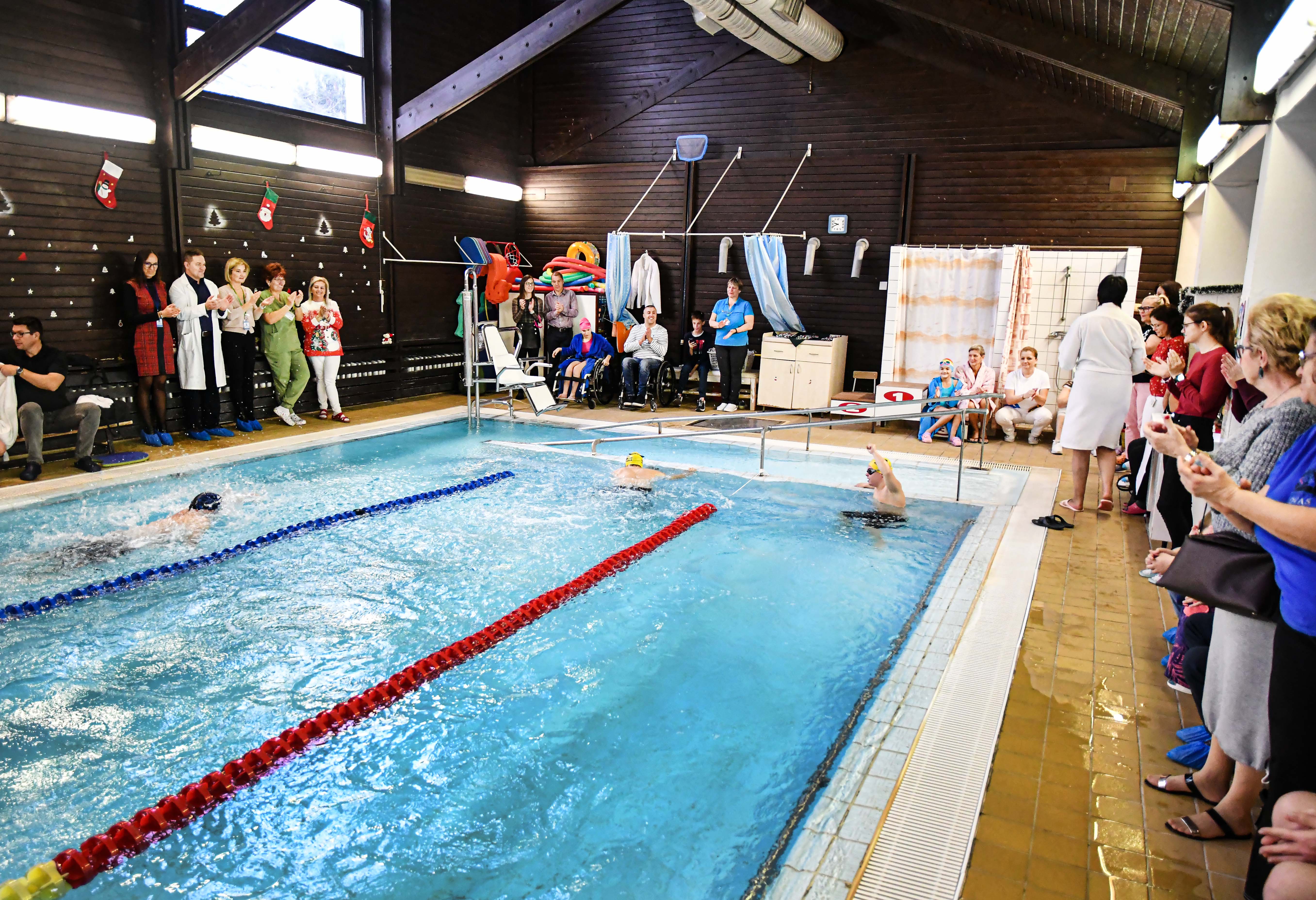 Kép az úszóversenyről