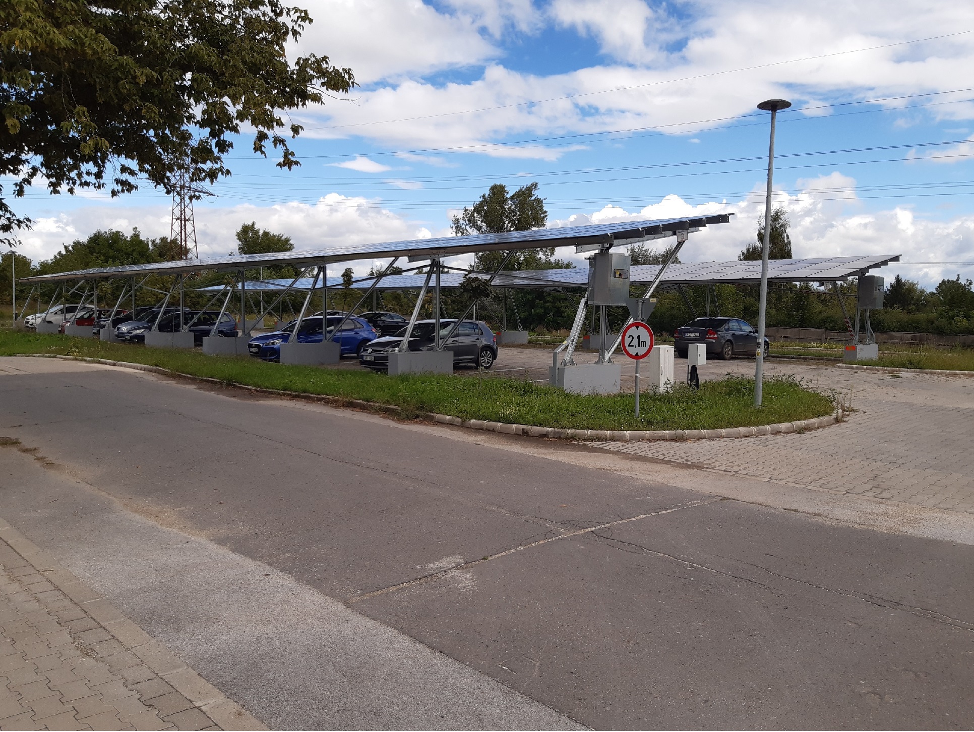 Napelemes parkolóban álló autók