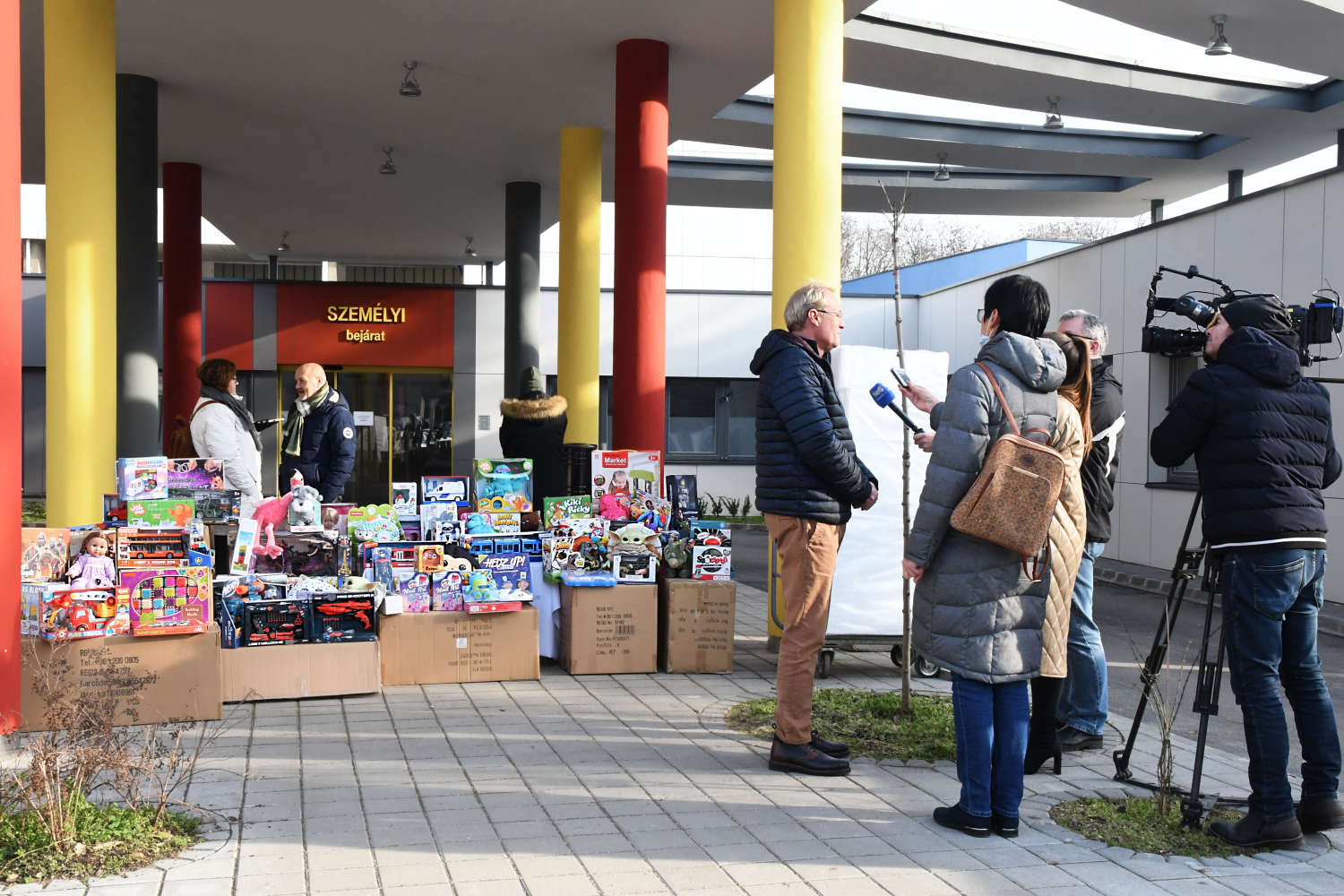 Egy ember interjút ad a médiának az ajándék játékot előtt