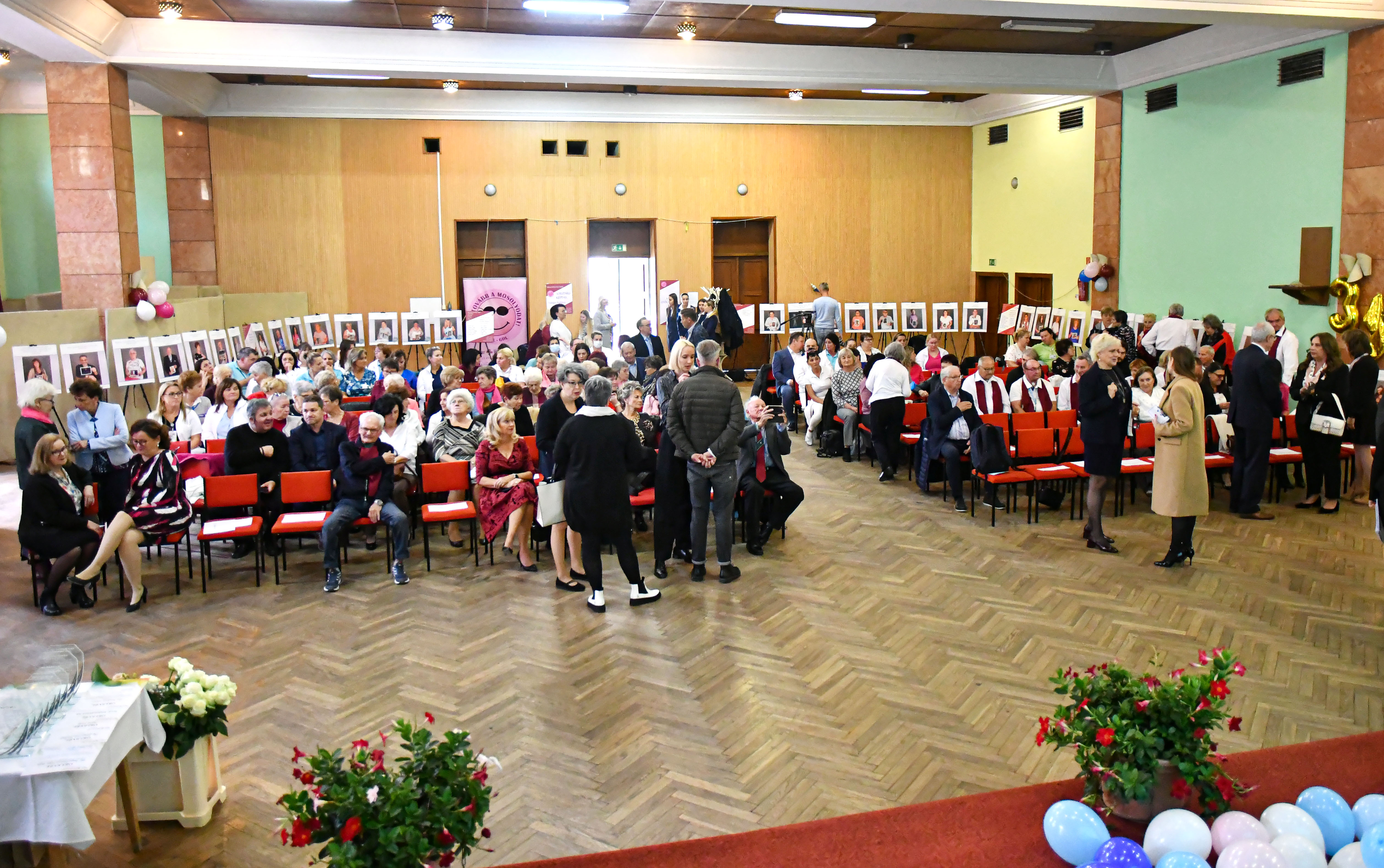 Fotó a megjelentekről