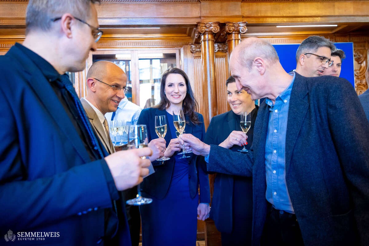 Megállapodó felek koccintása pezsgővel