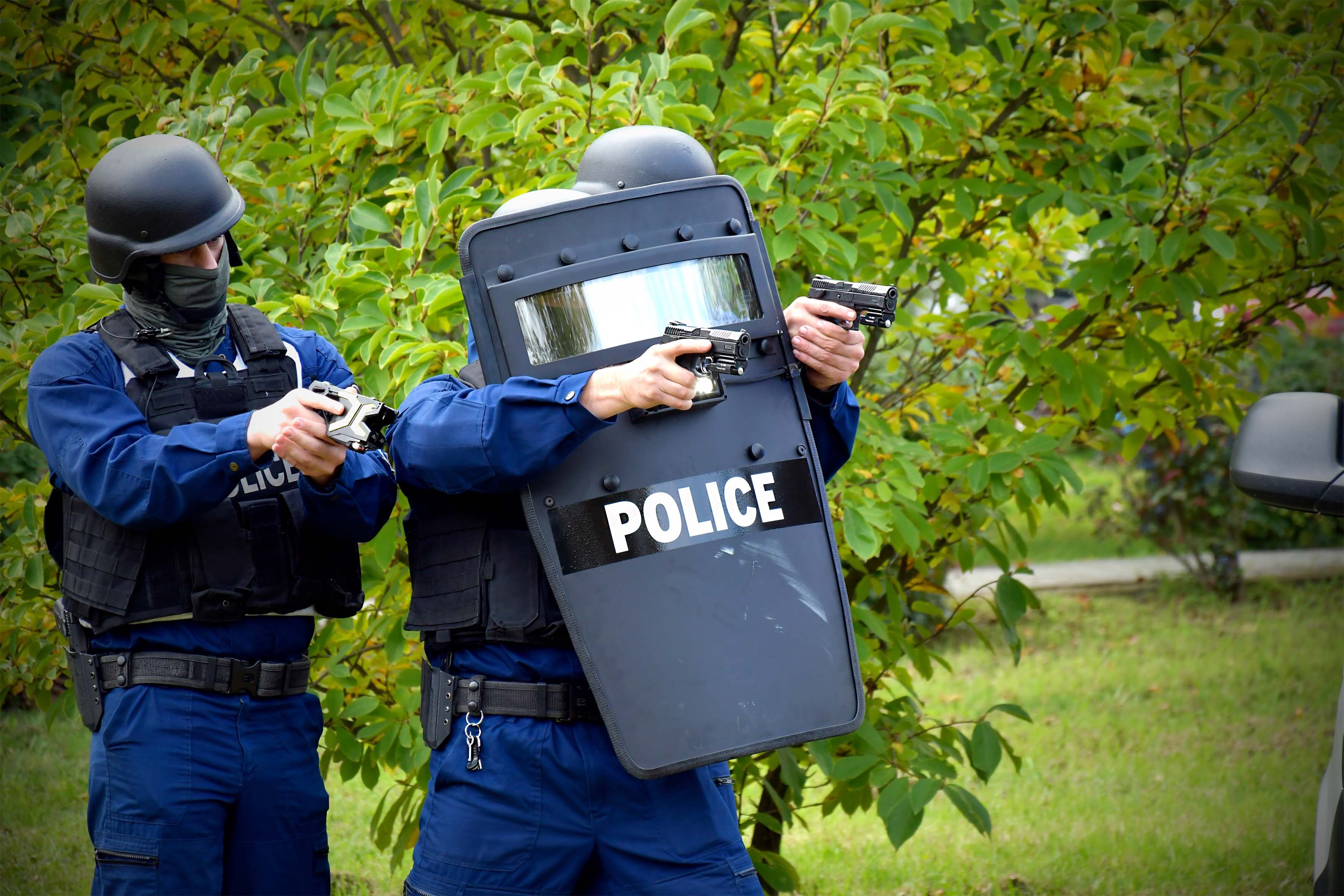 Imitáció céljából a rendőrök fegyvert szegeznek előre