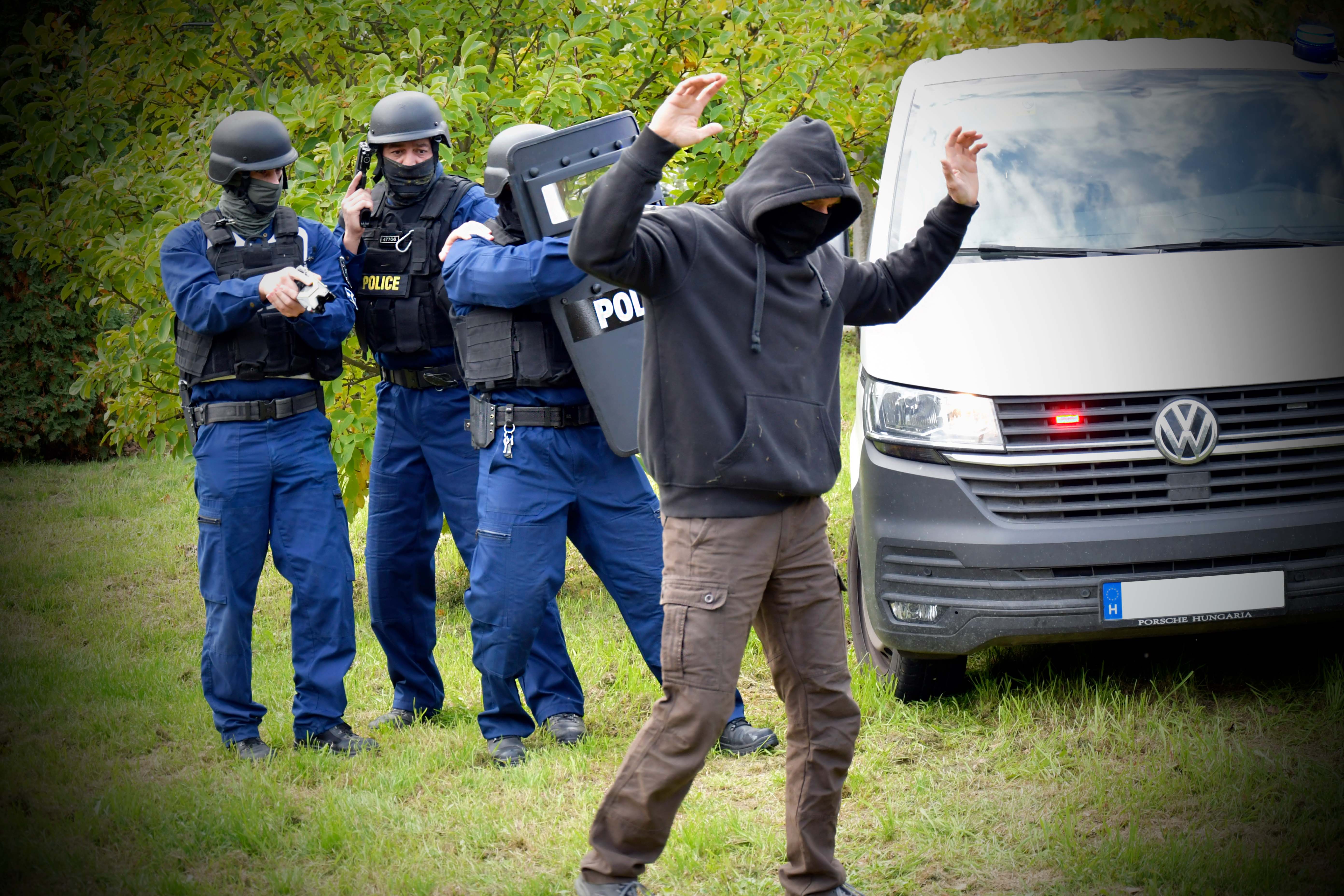 Imitáció céljából a rendőrök fegyvert fognak egy maszkos férfira