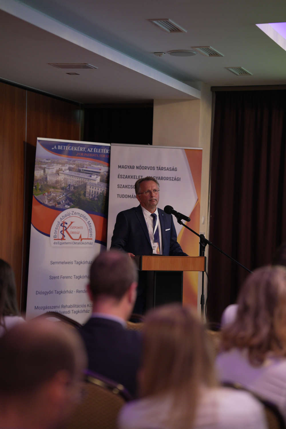 Egy ember beszél a közönség előtt