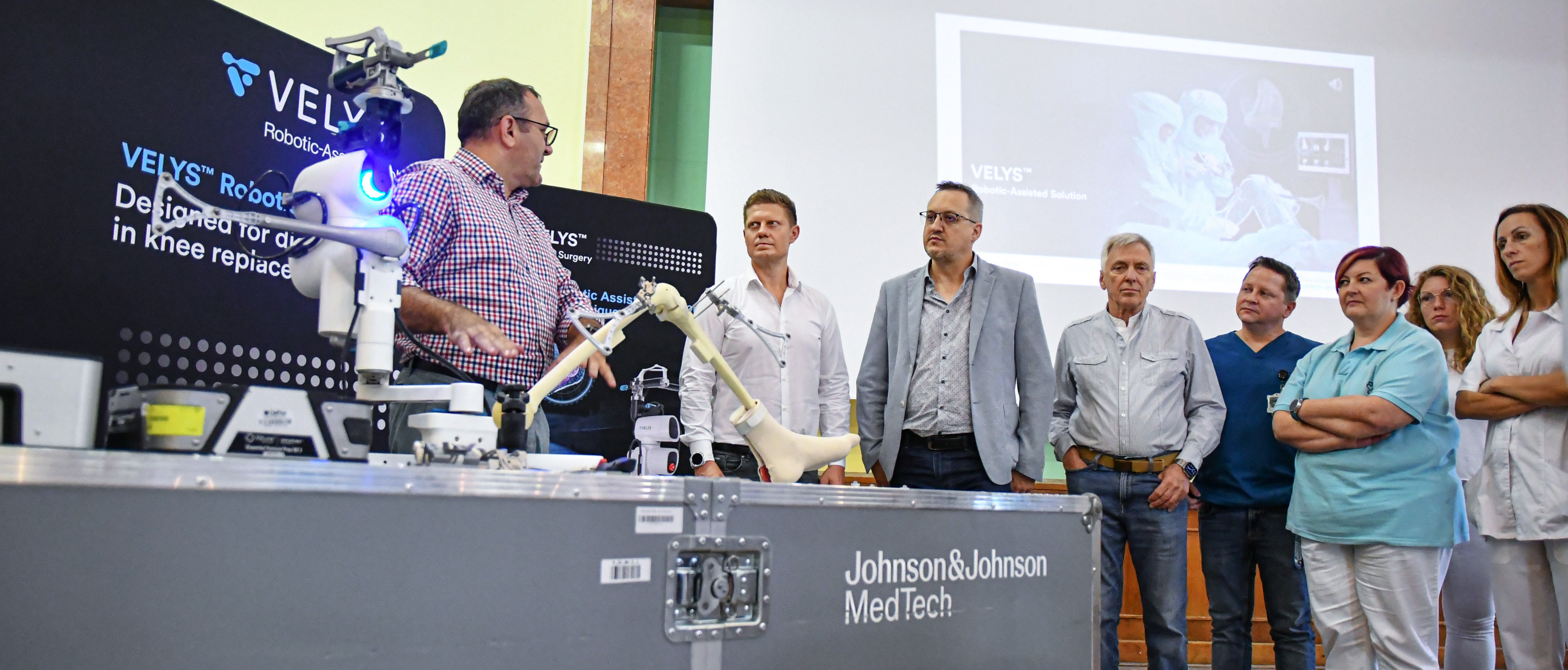 A VELYS Robotic-Assisted Solution berendezés bemutatása szakmabeli embereknek.