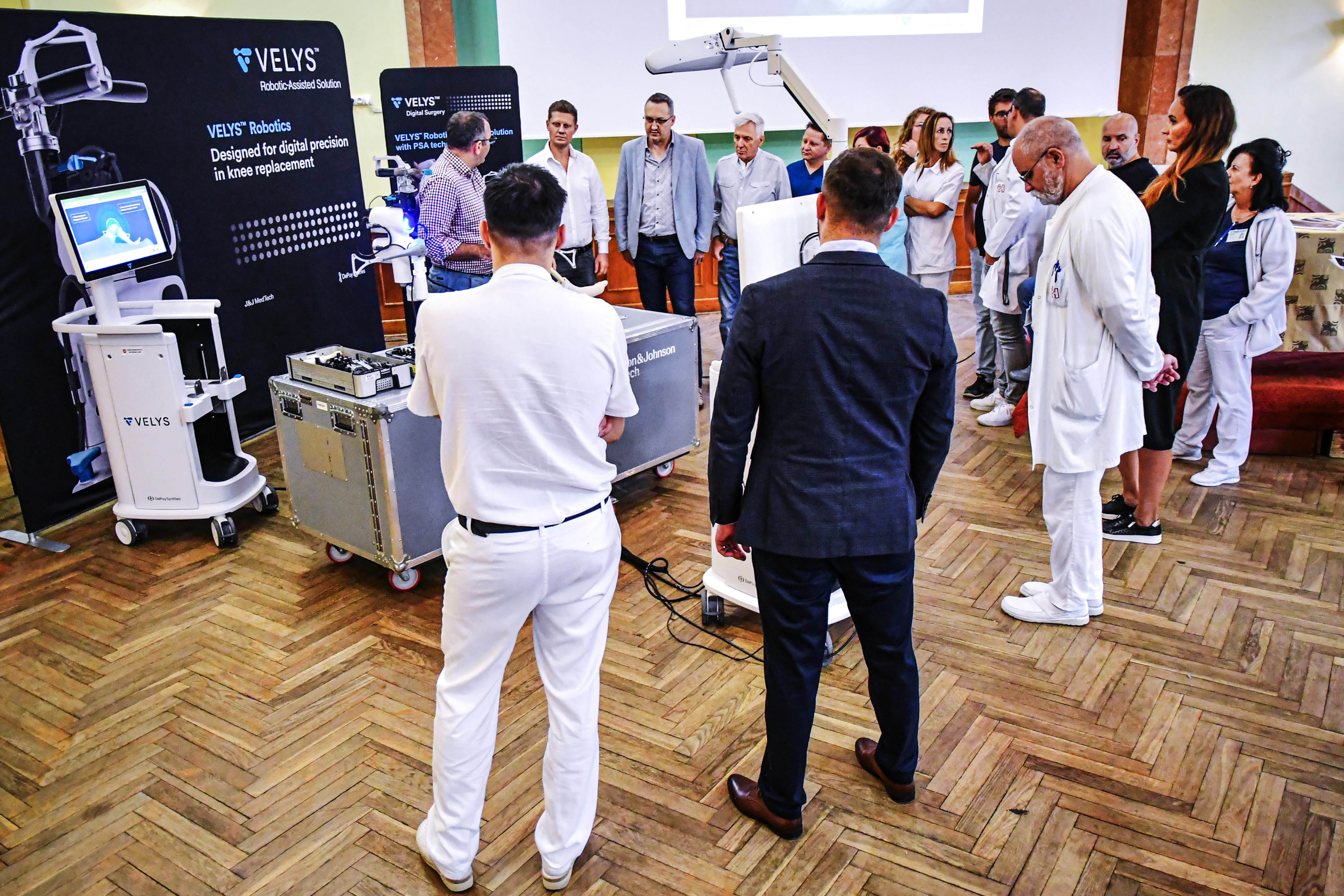 A VELYS Robotic-Assisted Solution berendezés bemutatása szakmabeli embereknek.
