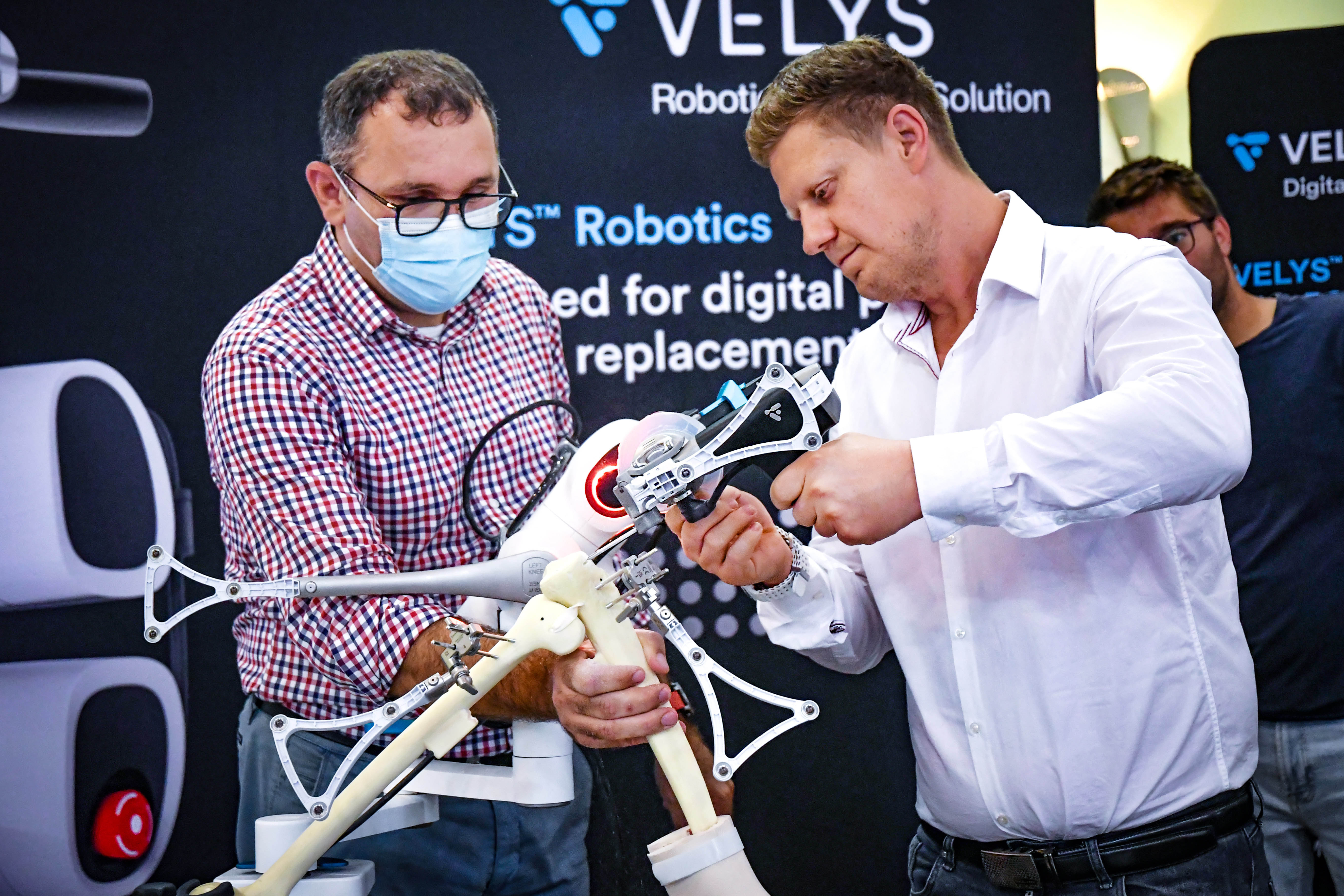 Dr. Dargai Sándor a B.-A.-Z. Vármegyei Kórház Ortopéd Sebészeti Osztály főorvosa kipróbálja a VELYS Robotic-Assisted Solution berendezést.