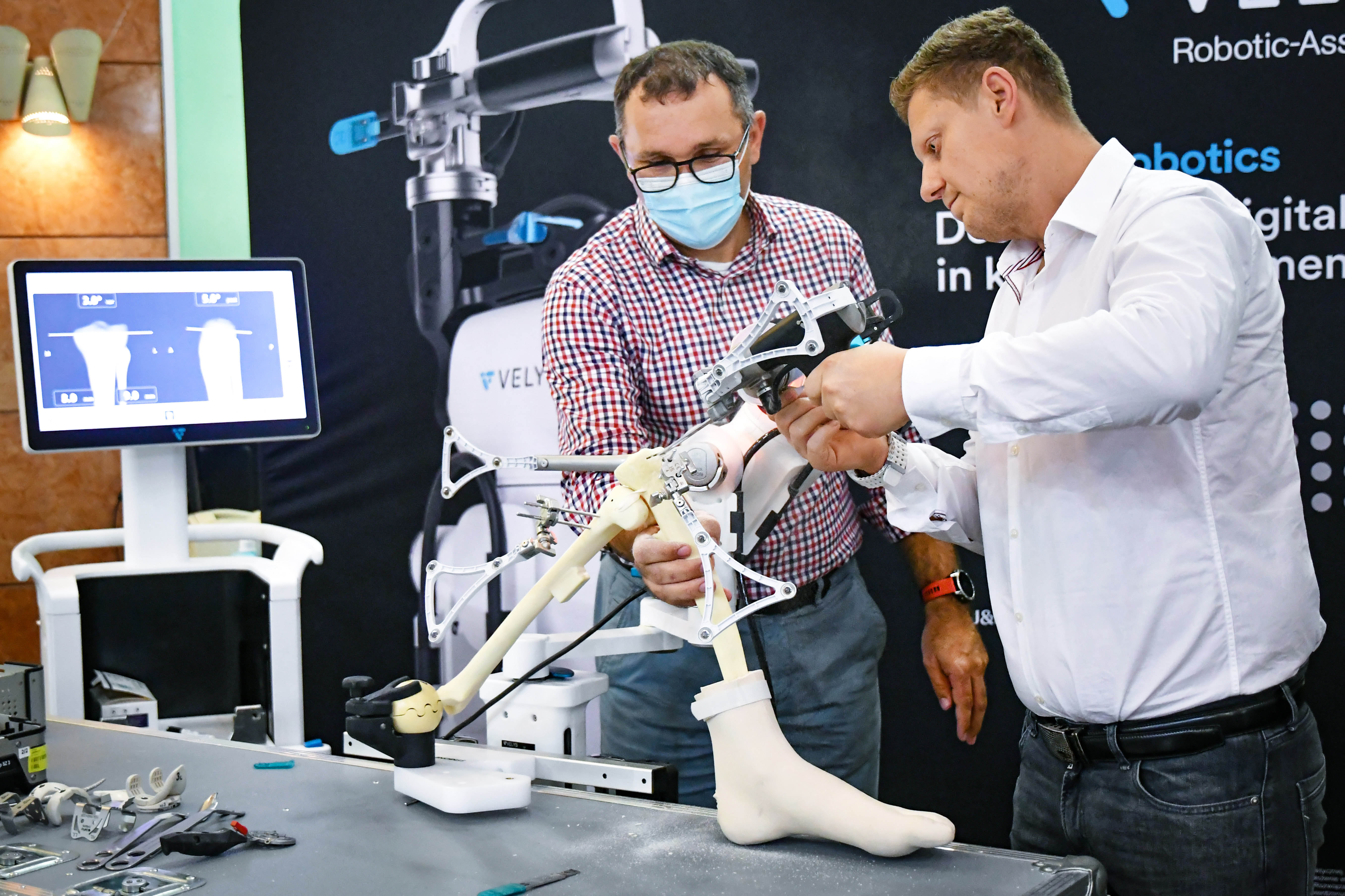 Dr. Dargai Sándor a B.-A.-Z. Vármegyei Kórház Ortopéd Sebészeti Osztály főorvosa kipróbálja a VELYS Robotic-Assisted Solution berendezést.