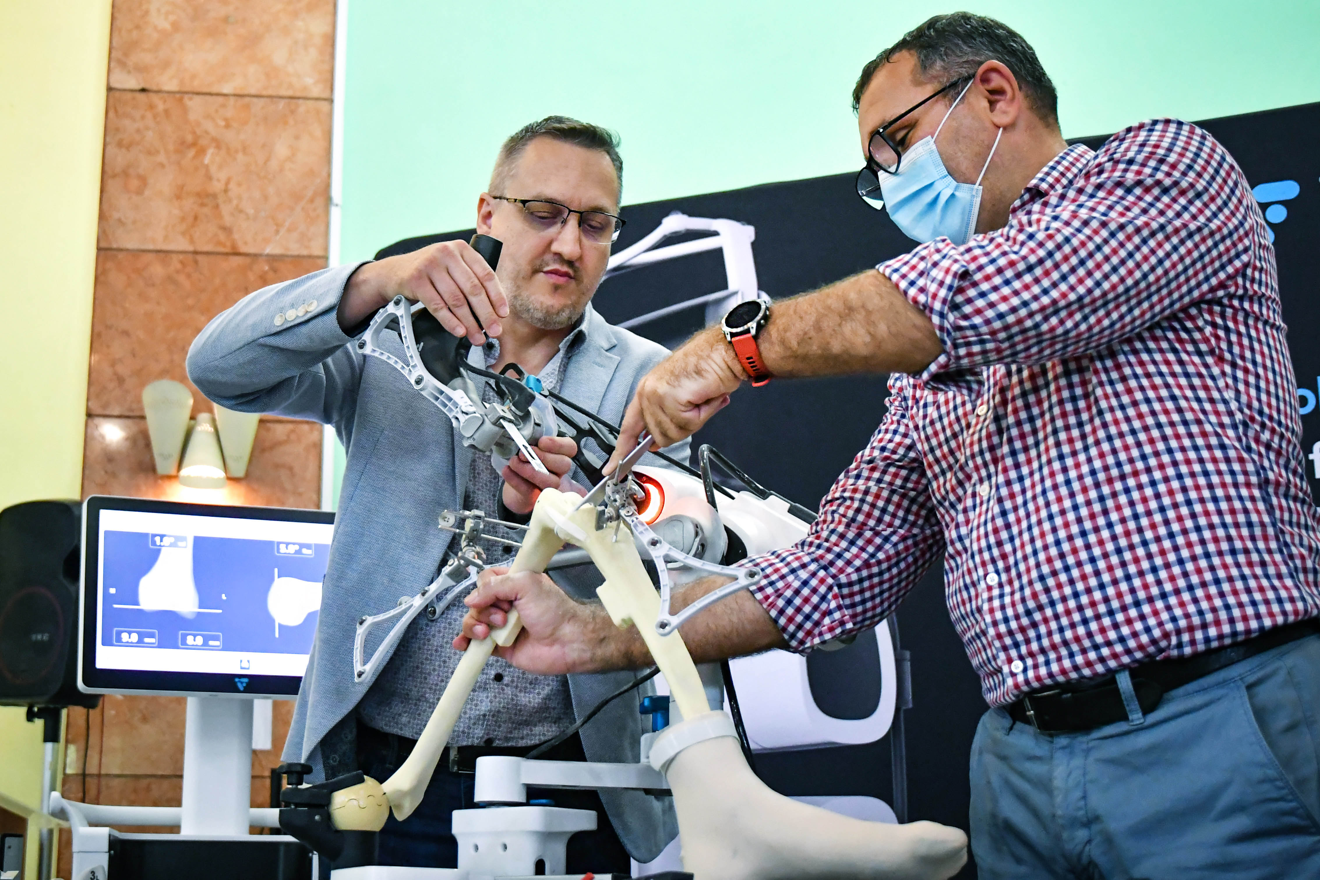 Dr. Zsákai Zsolt a B.-A.-Z. Vármegyei Kórház főigazgatója kipróbálja a VELYS Robotic-Assisted Solution berendezést.