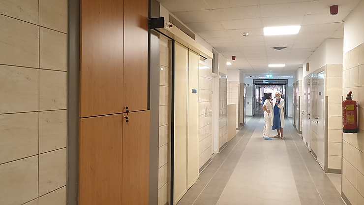 A szülészet és nőgyógyászat megújult folyosóján beszélget egy orvos és egy nővér