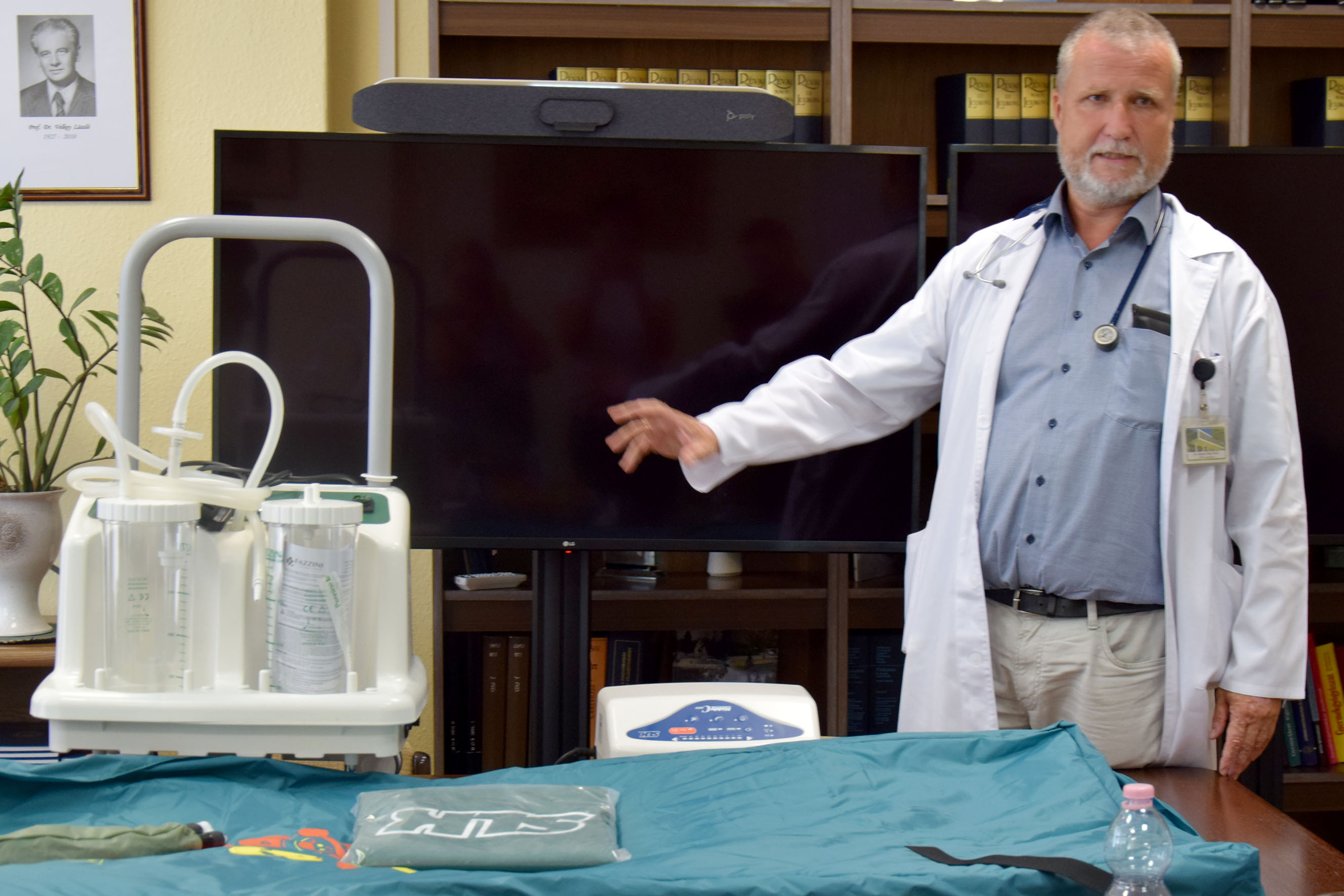 Egy orvos áll a vadászok által adományozott eszközök mellett