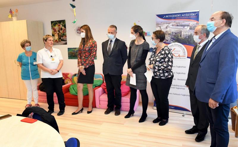 Emberek állnak félkörben