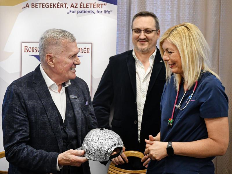 Bamakot megjárt sapkából cseppszámlálós infúziós pumpa