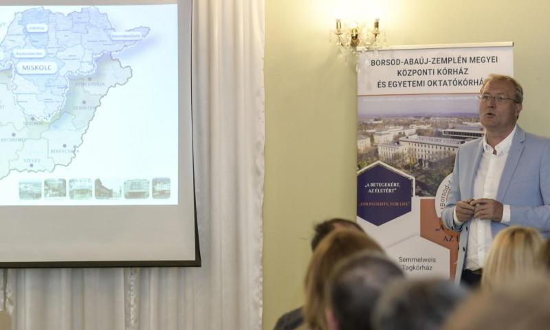 Dr. Révész János beszél a konferencián