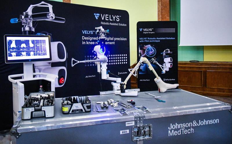 Johnson & Johnson cégcsoport által fejlesztett VELYS Robotic-Assisted Solution berendezés
