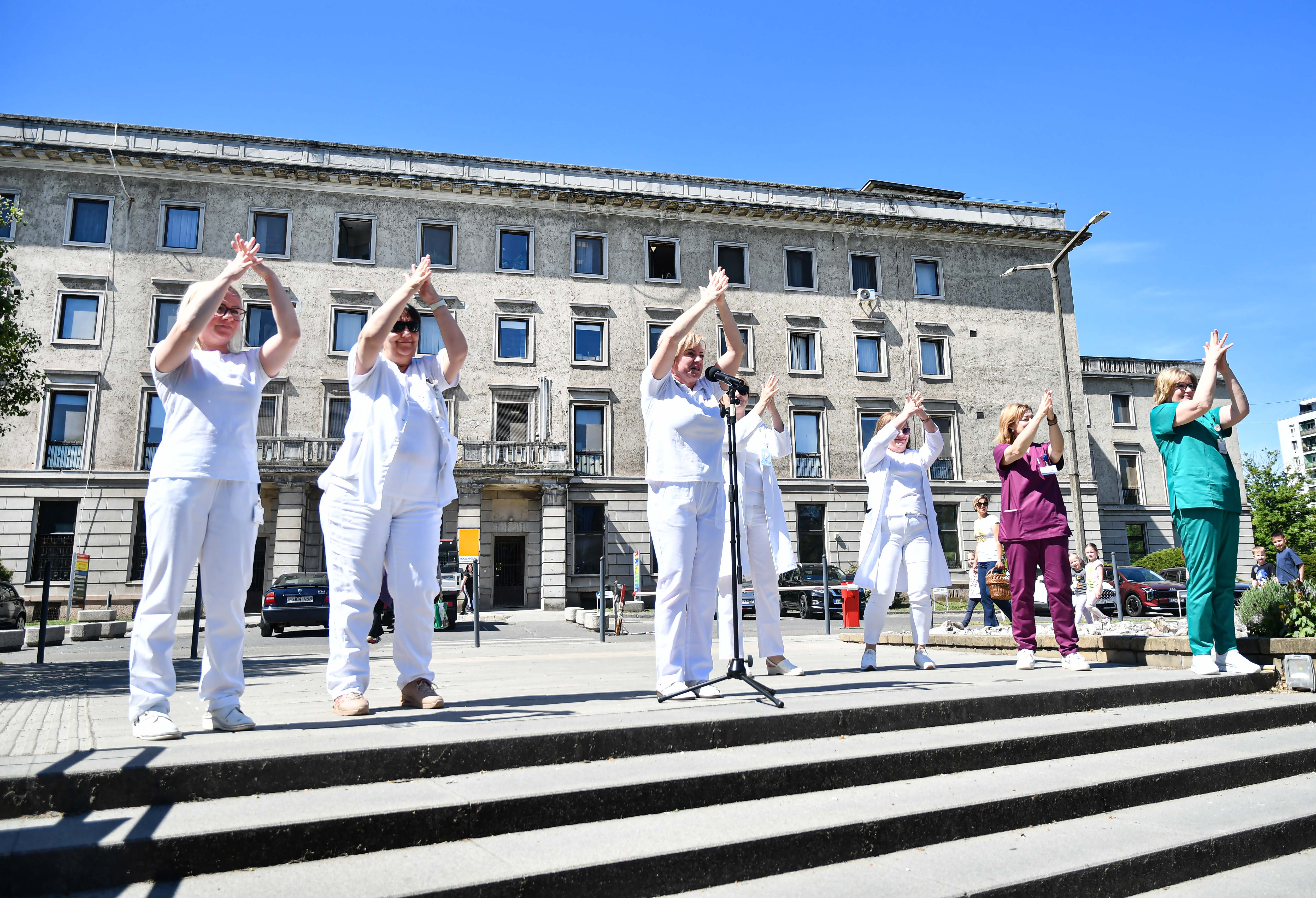Szabadtéri flashmob kórházunkban a Kézhigiéné Világnapon