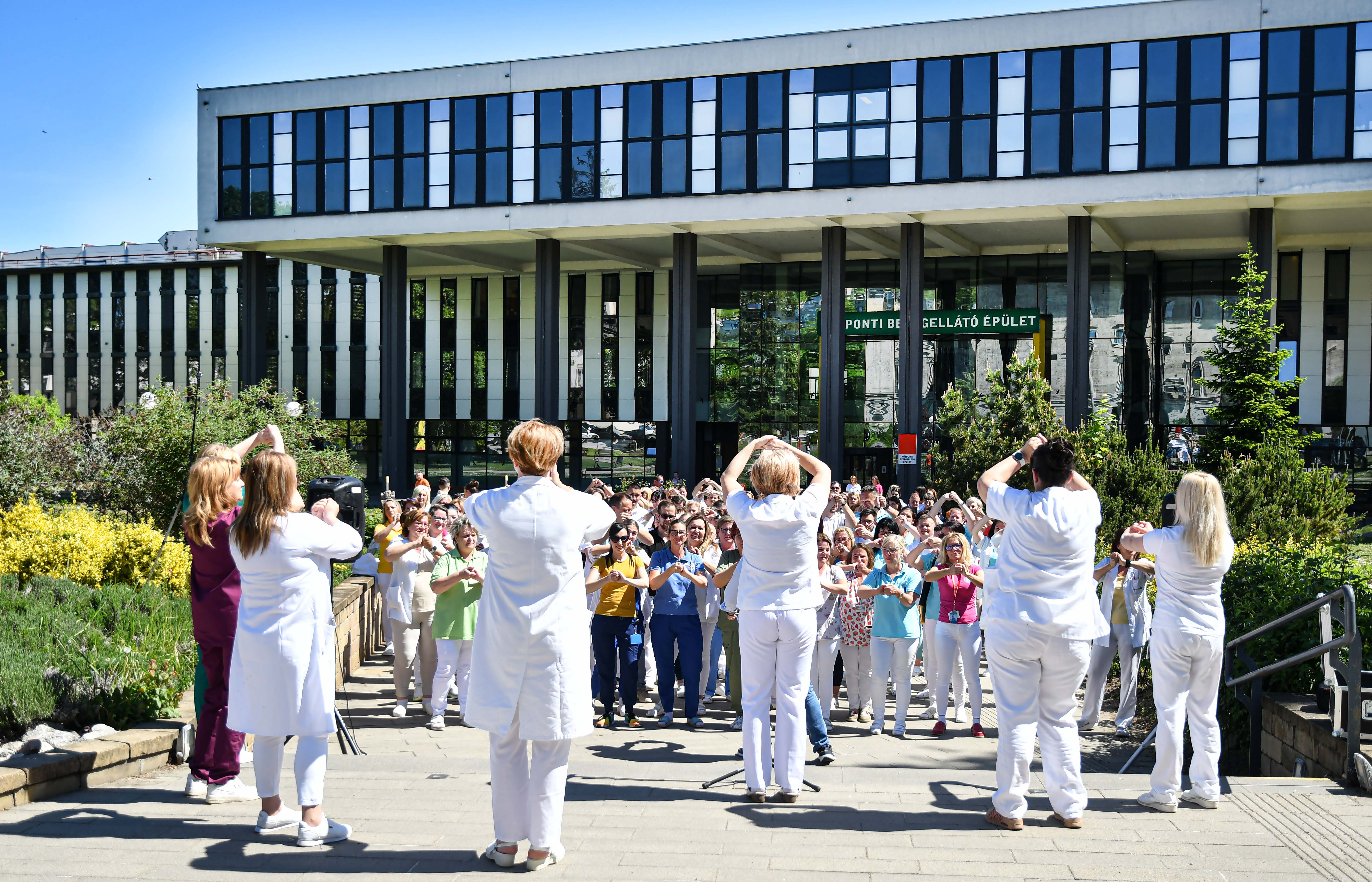 Szabadtéri flashmob kórházunkban a Kézhigiéné Világnapon