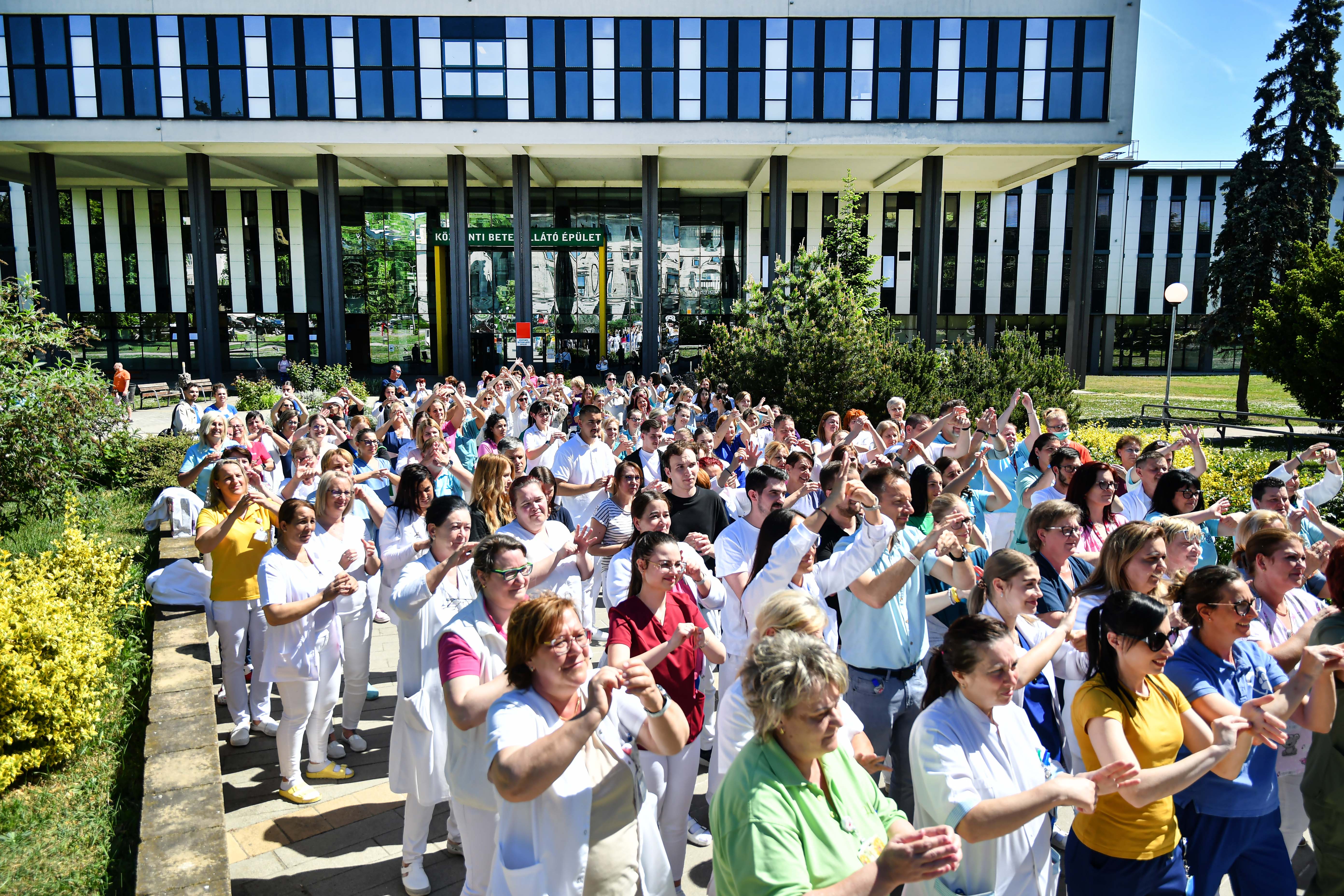 Szabadtéri flashmob kórházunkban a Kézhigiéné Világnapon