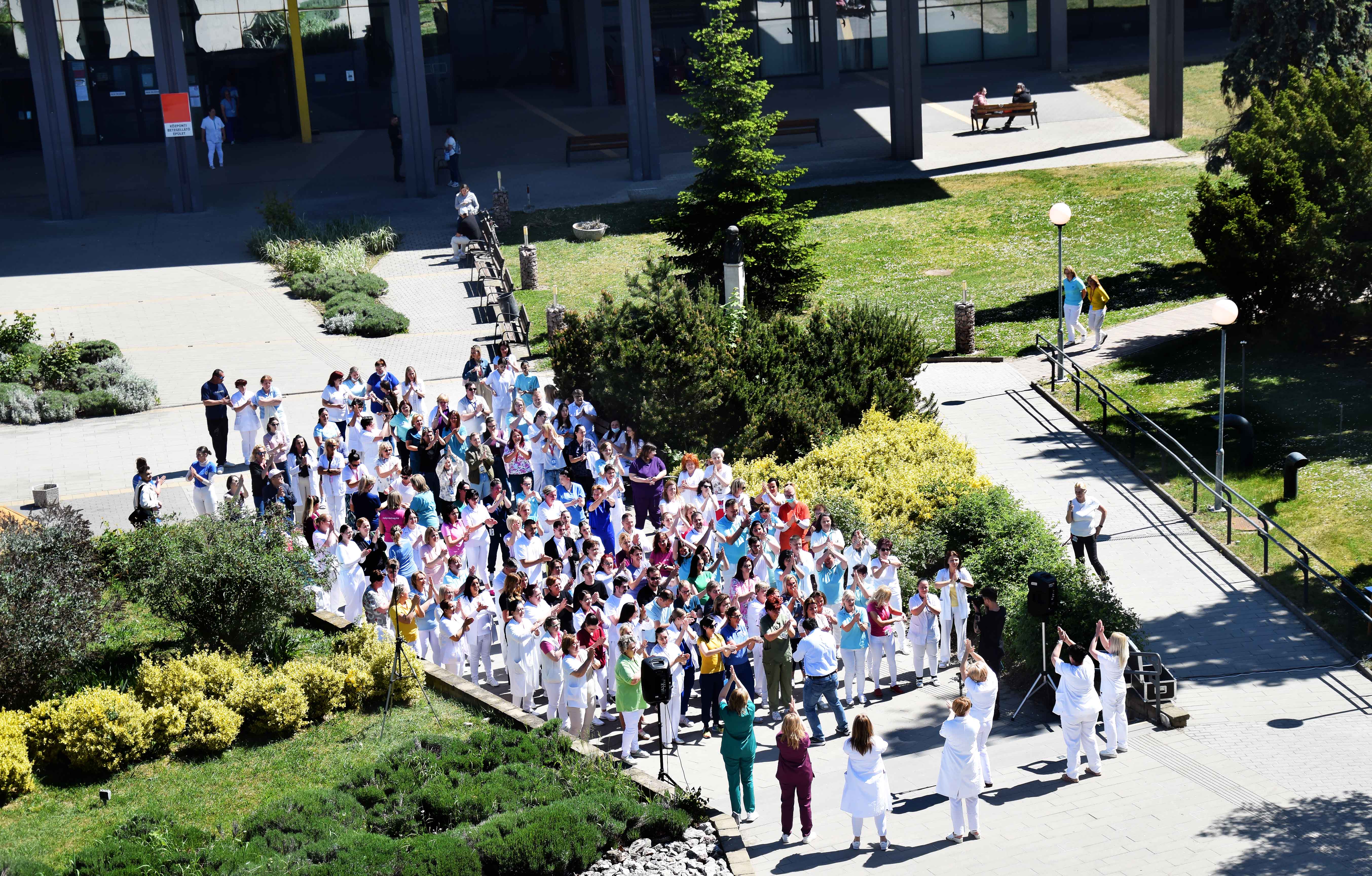Szabadtéri flashmob kórházunkban a Kézhigiéné Világnapon