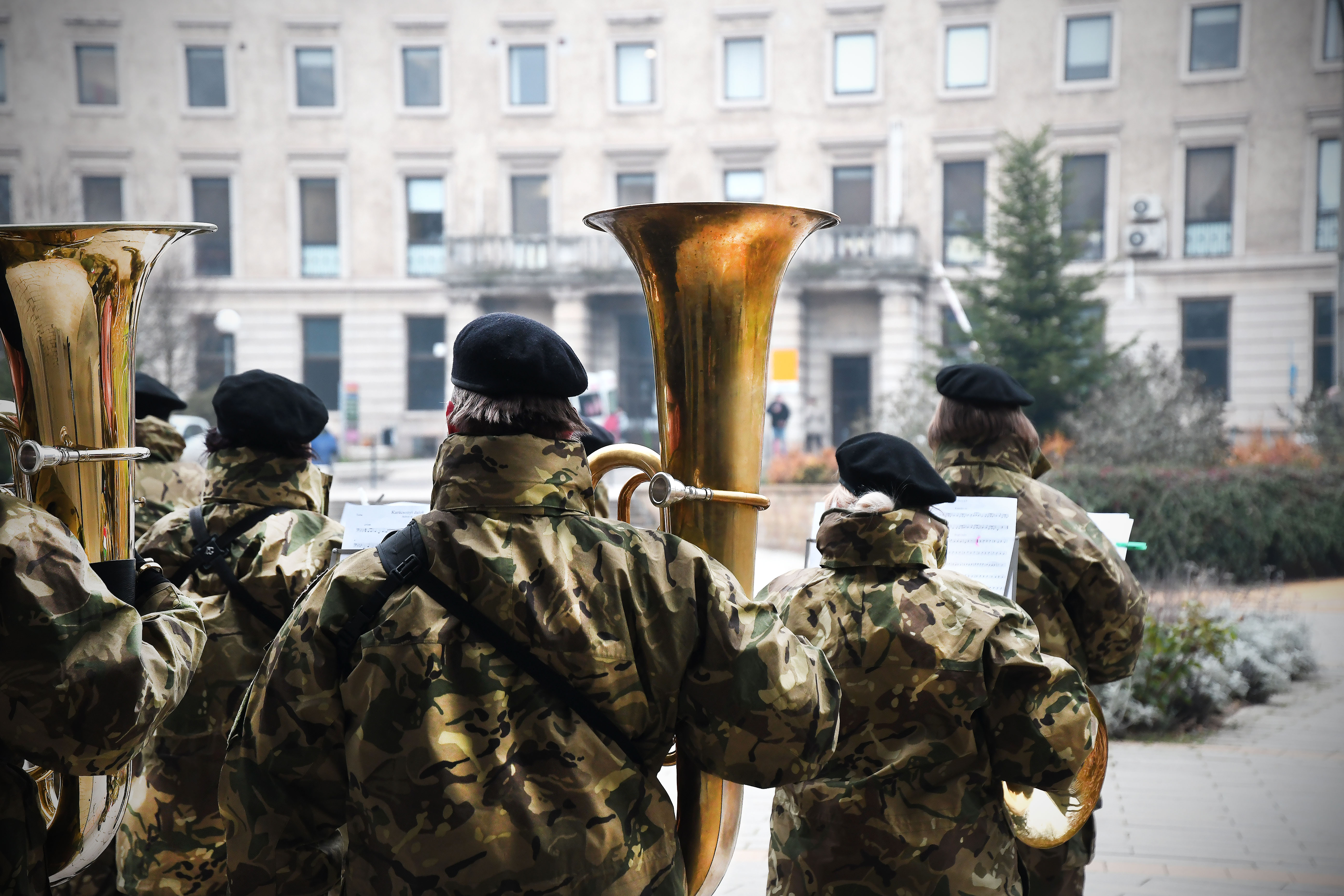 Katonák rézfúvós hangszerekkel