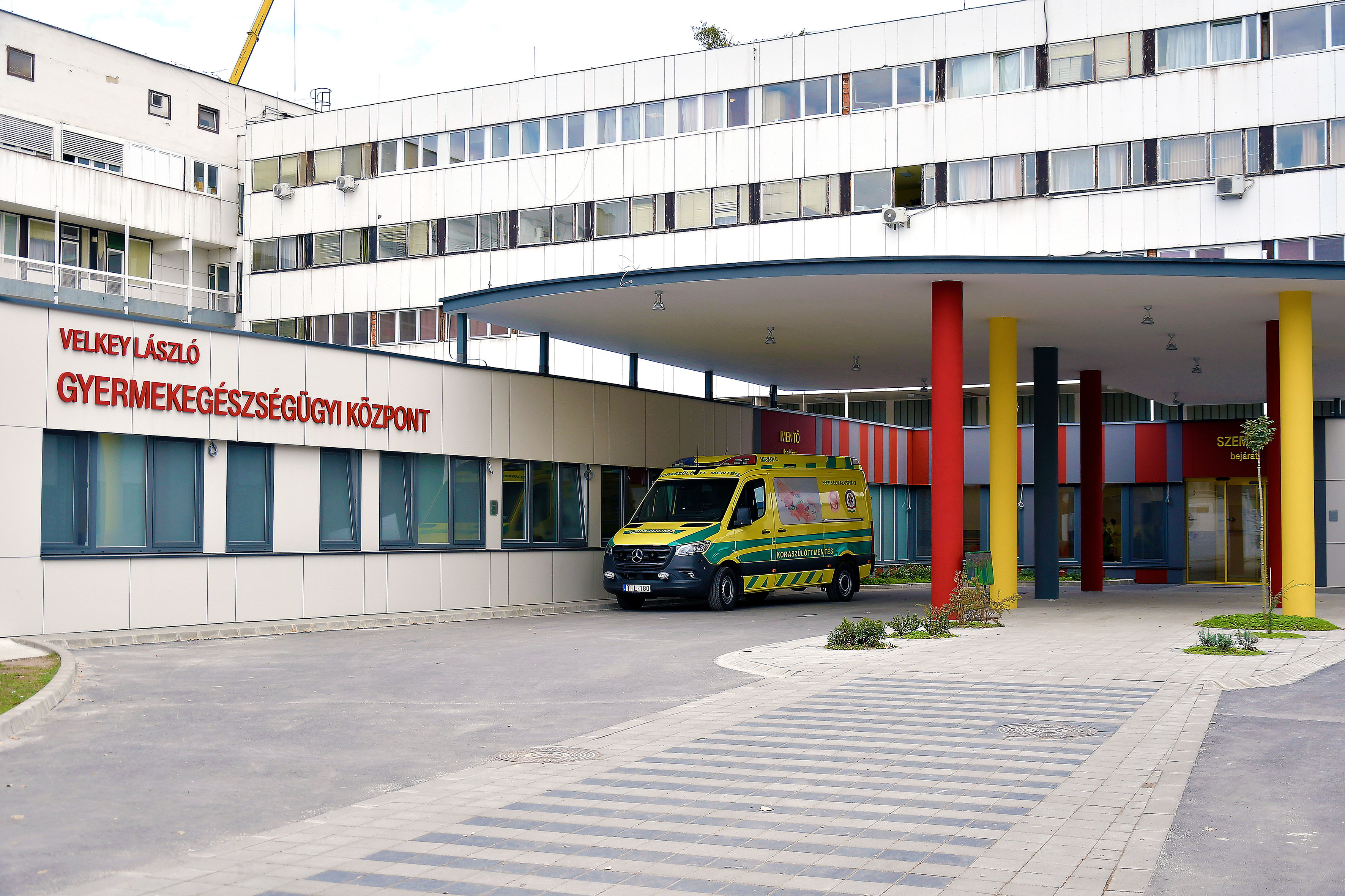 Egy mentőautó áll egy épület előtt