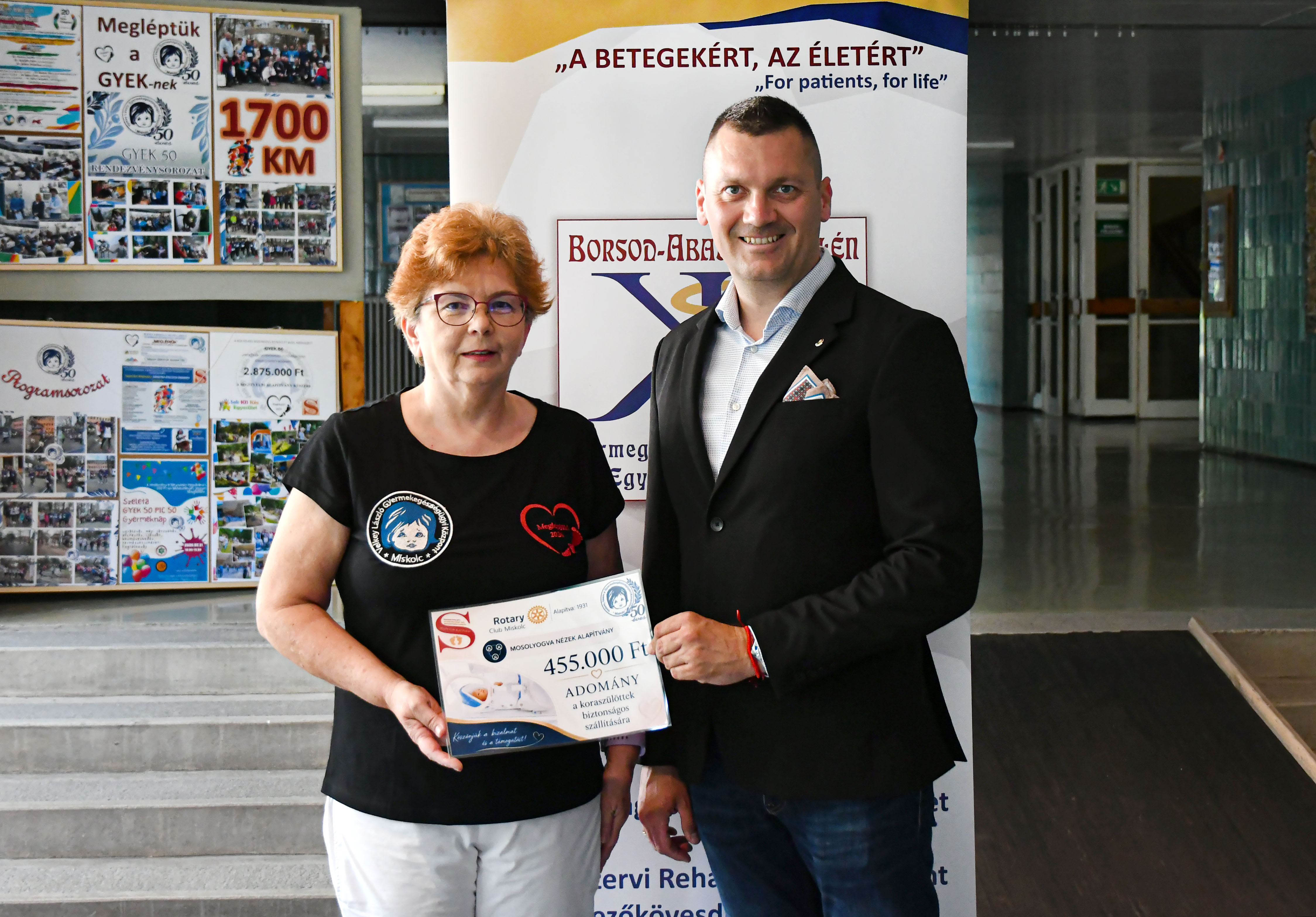 Dr. Fejes Melinda és Montvai Tamás az adomány összegét feltüntető táblával