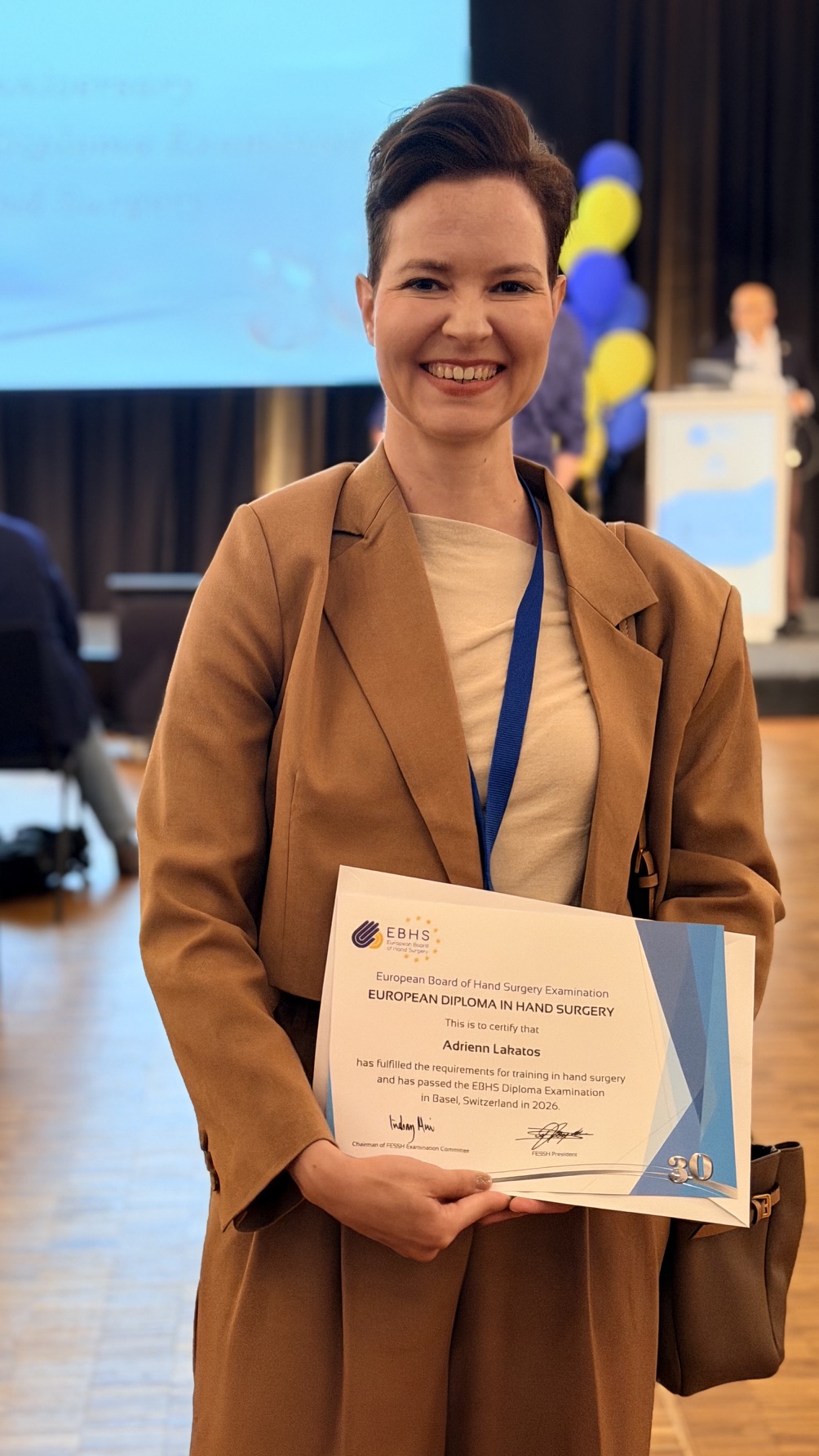 Dr. Lakatos Adrienn rangos kézsebészeti diplomát szerzett