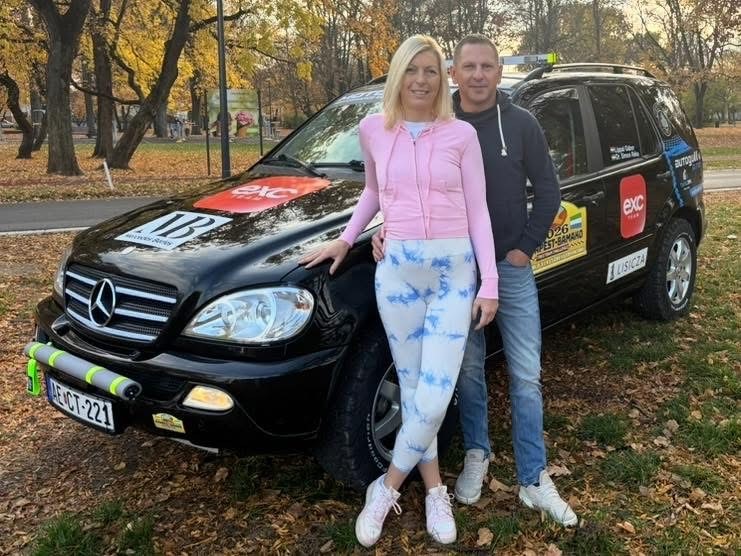 Dr. Simon Réka és férje terepjárójukkal