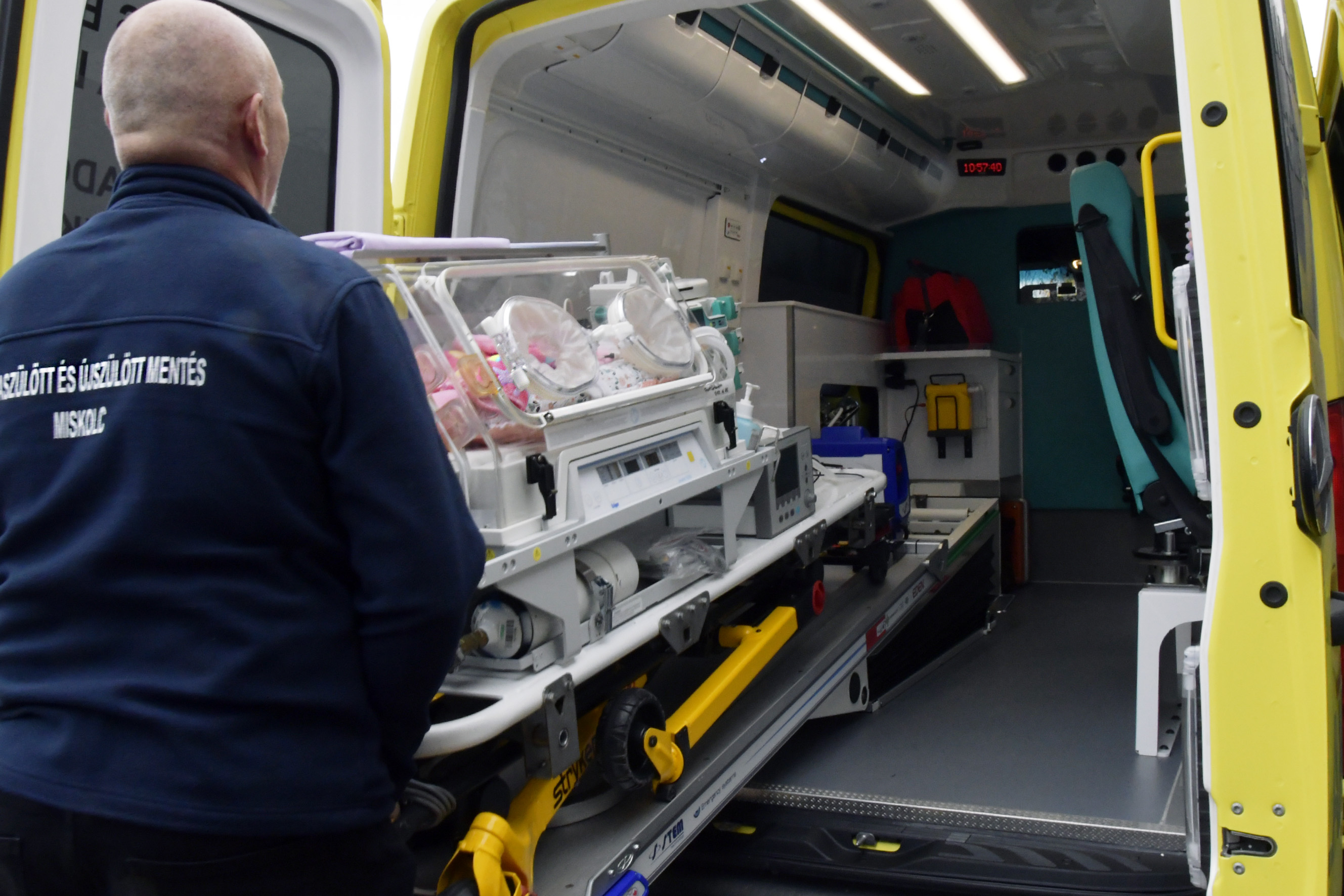 Egy férfi orvosi műszert tol be egy mentőautóba