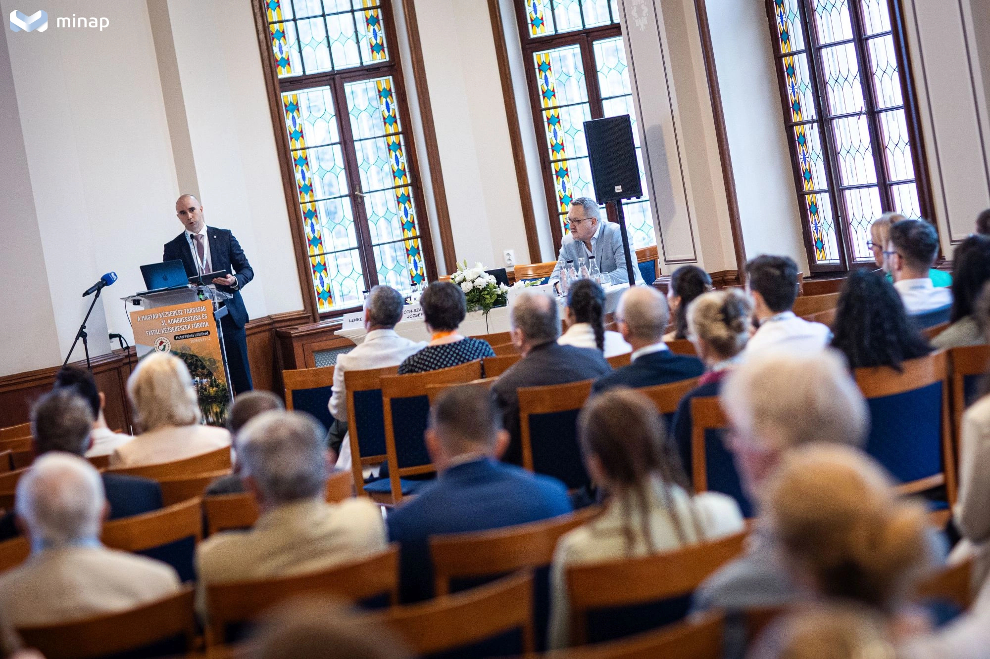 A kézsebész konferencia megnyitója. 