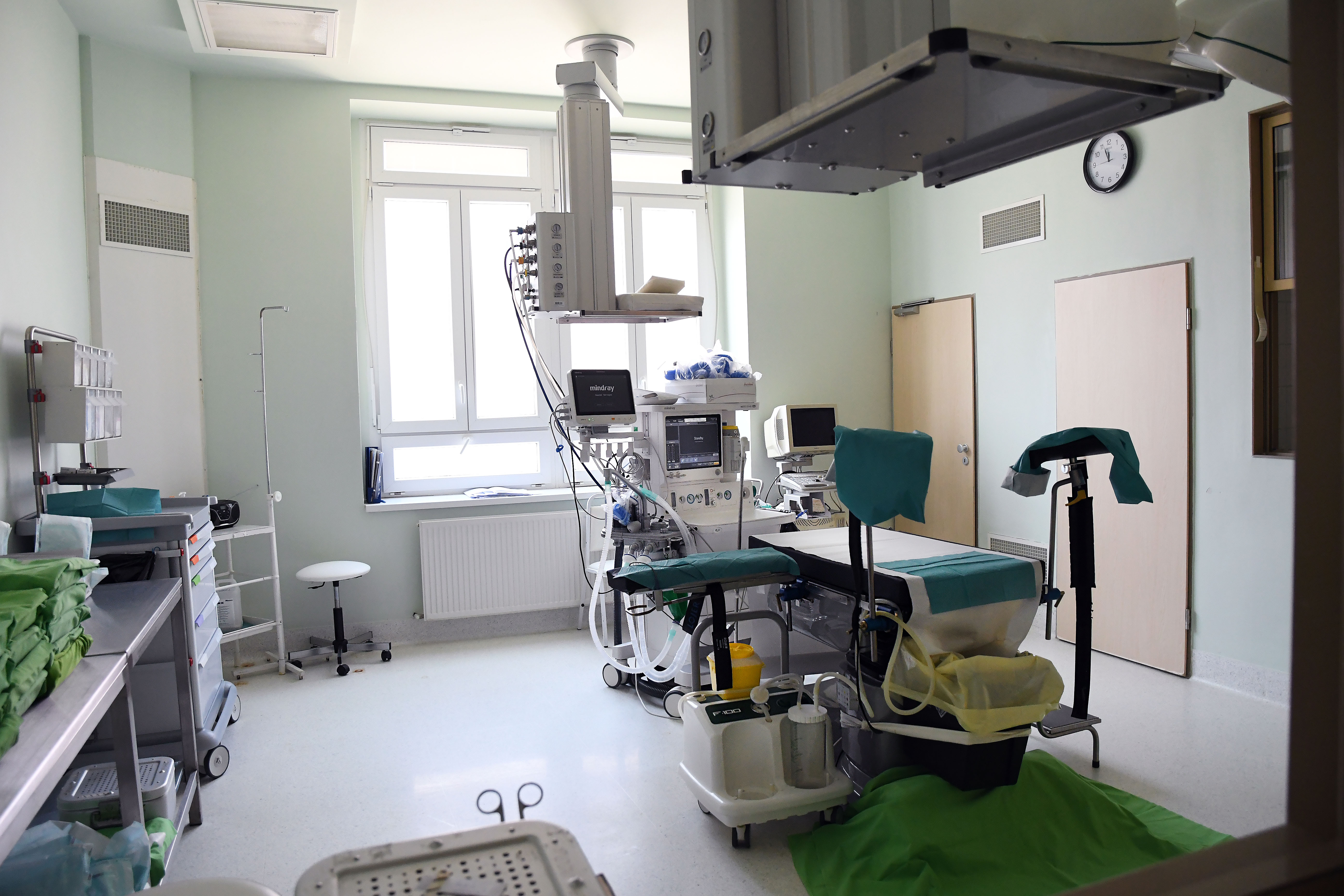 Kép egy kórteremről, benne orvosi eszközök