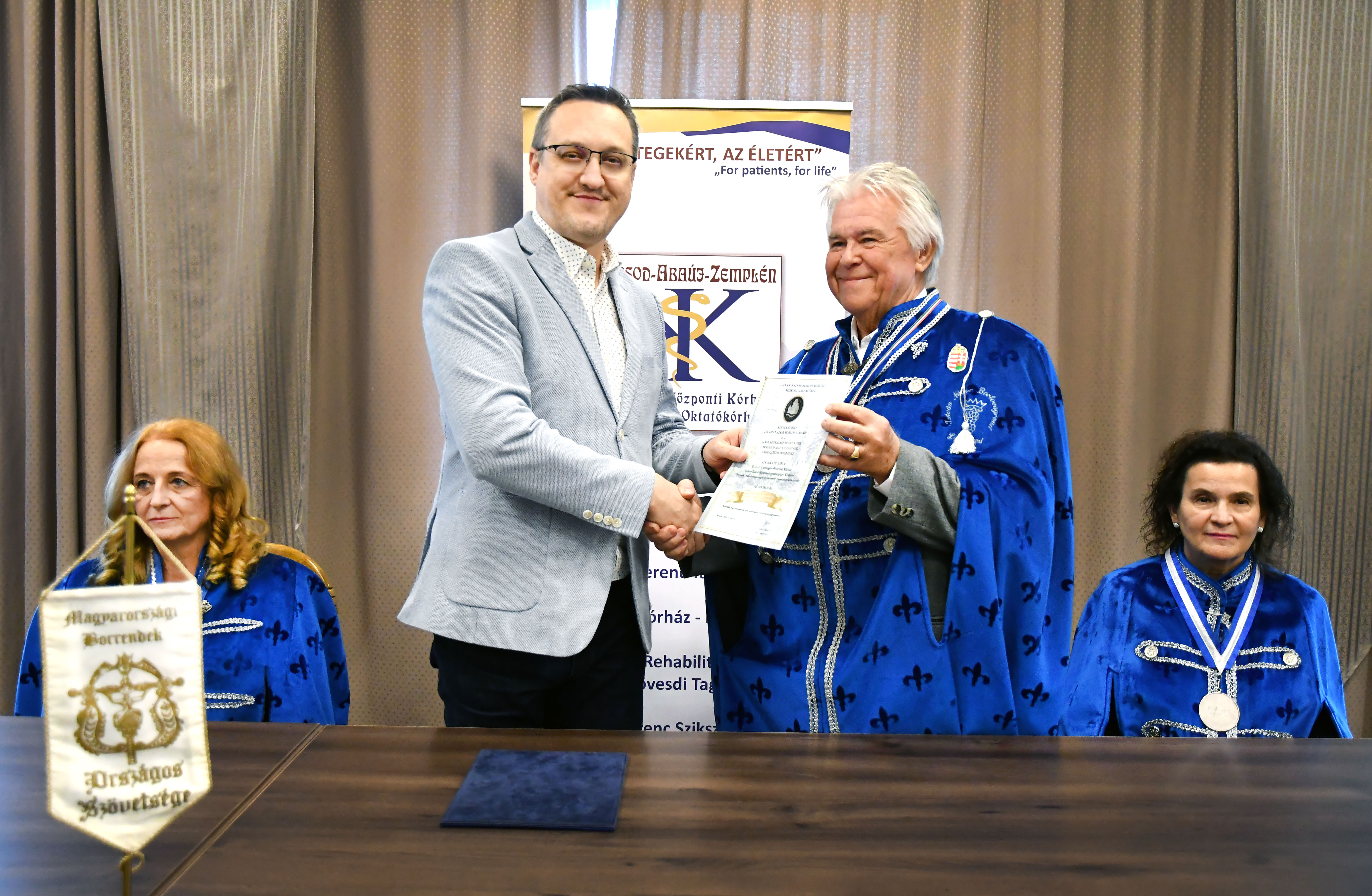 Czupper András átadja az adományozási dokumentumot Dr. Zsákai Zsolt főigazgatónak