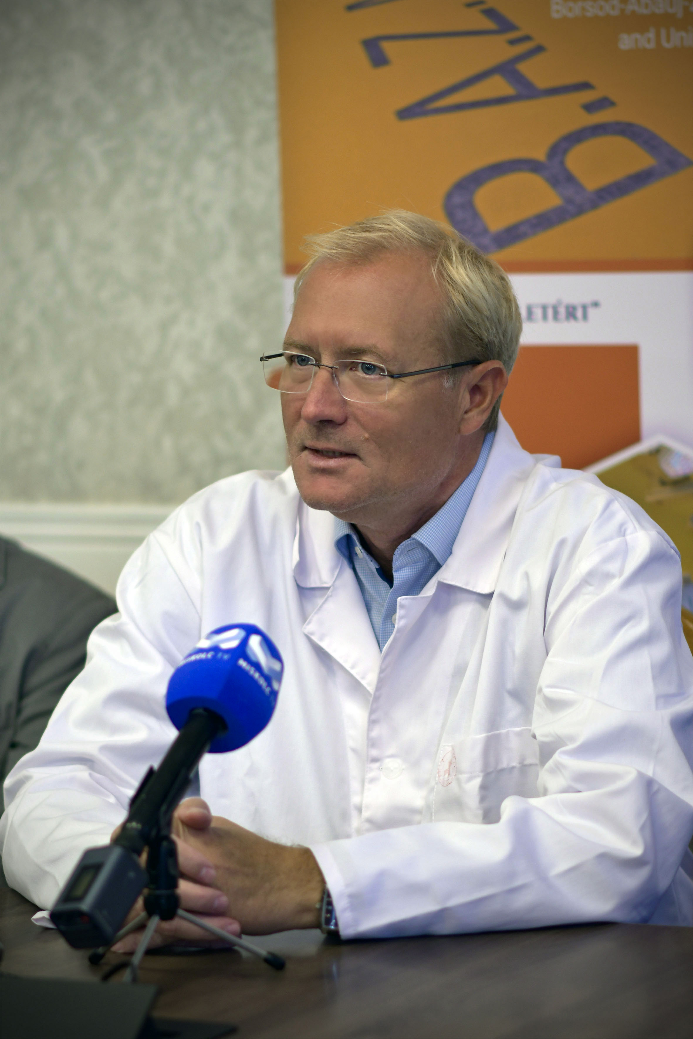 Dr. Révész János főigazgató beszél egy mikrofonba