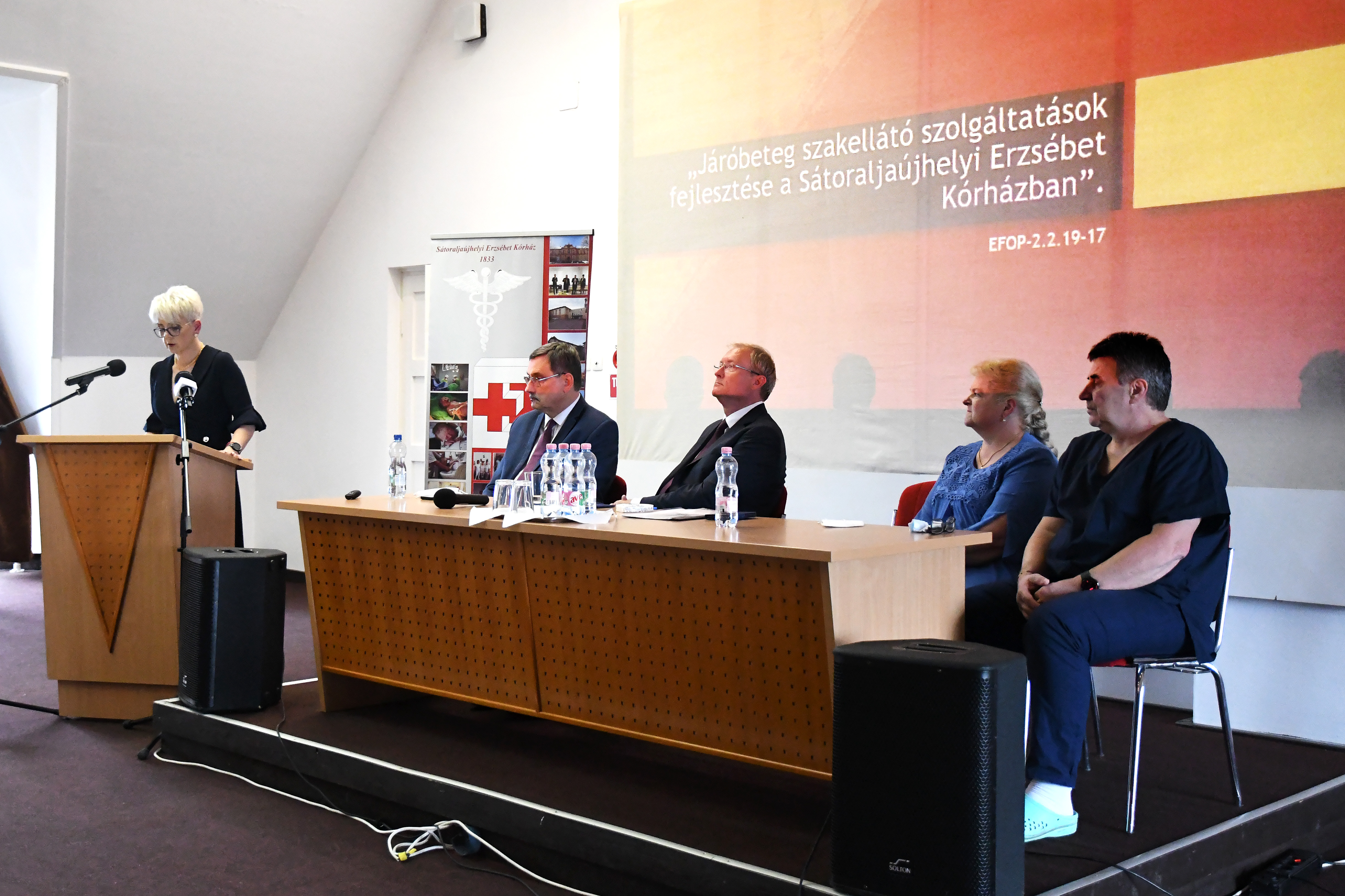 Emberek ülnek egy asztalnál