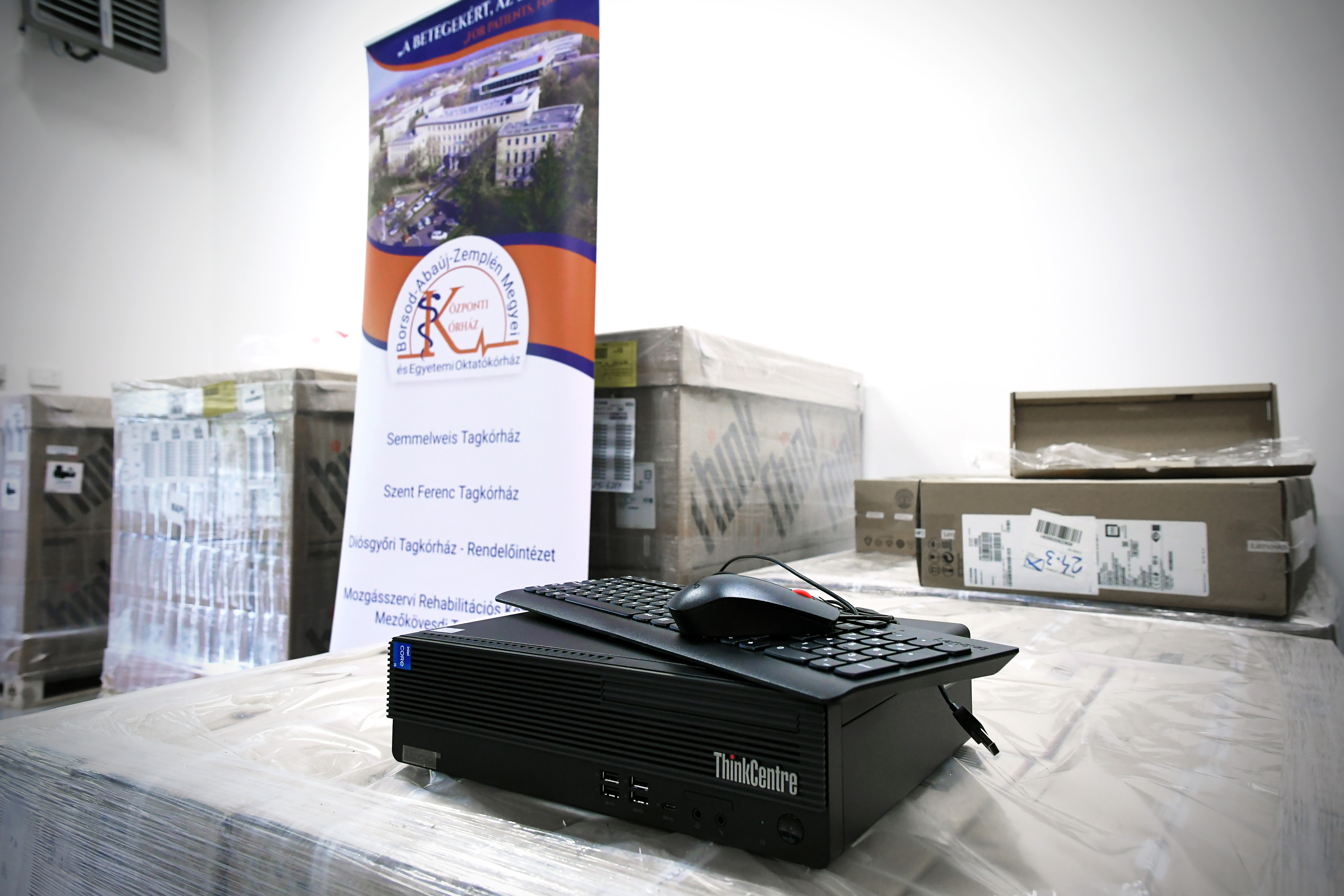 Számítógép egy asztalon