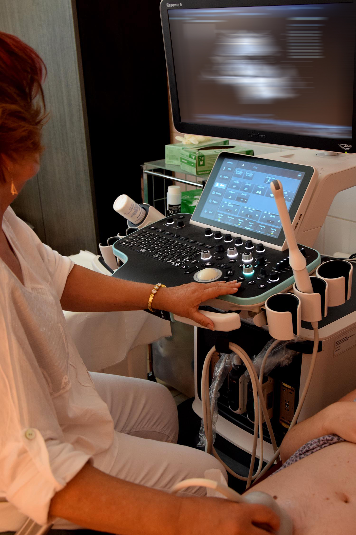Egy orvos ultrahang kezelést végez