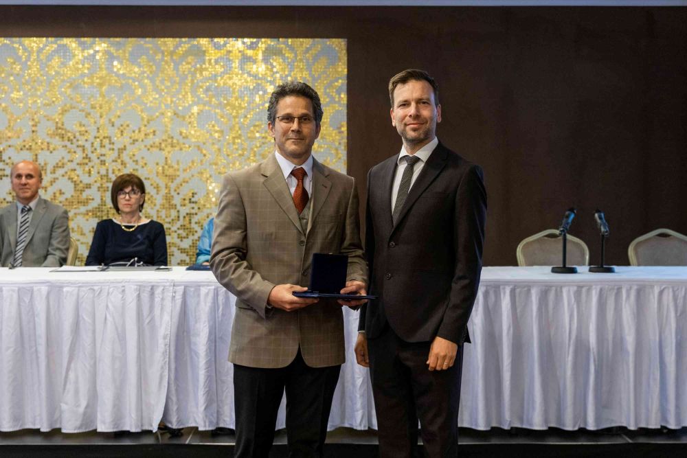 Elismerték Dr. Bársony Péter érdemeit