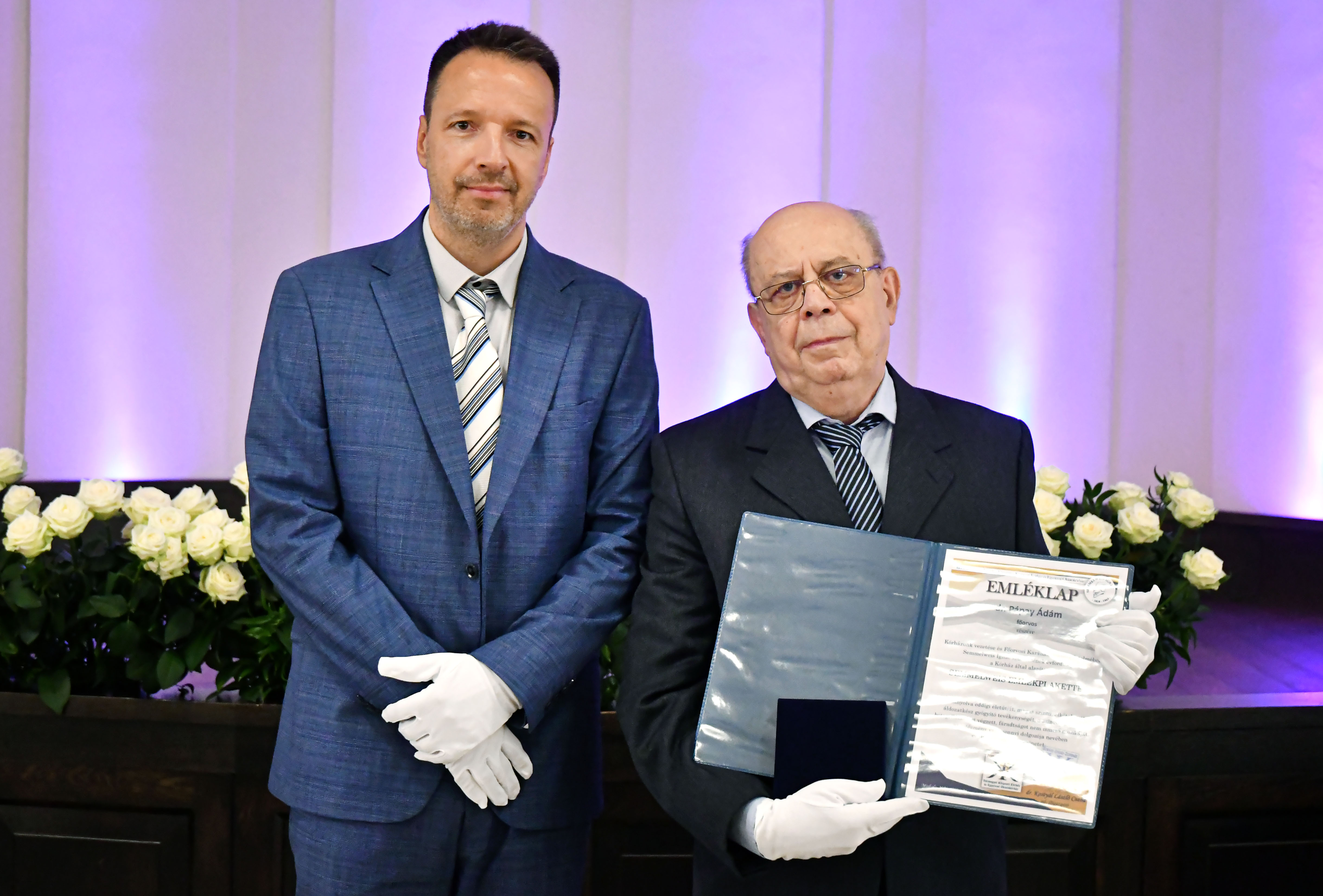 Semmelweis díjas Dr. Pápay Ádám az emlékplakettel