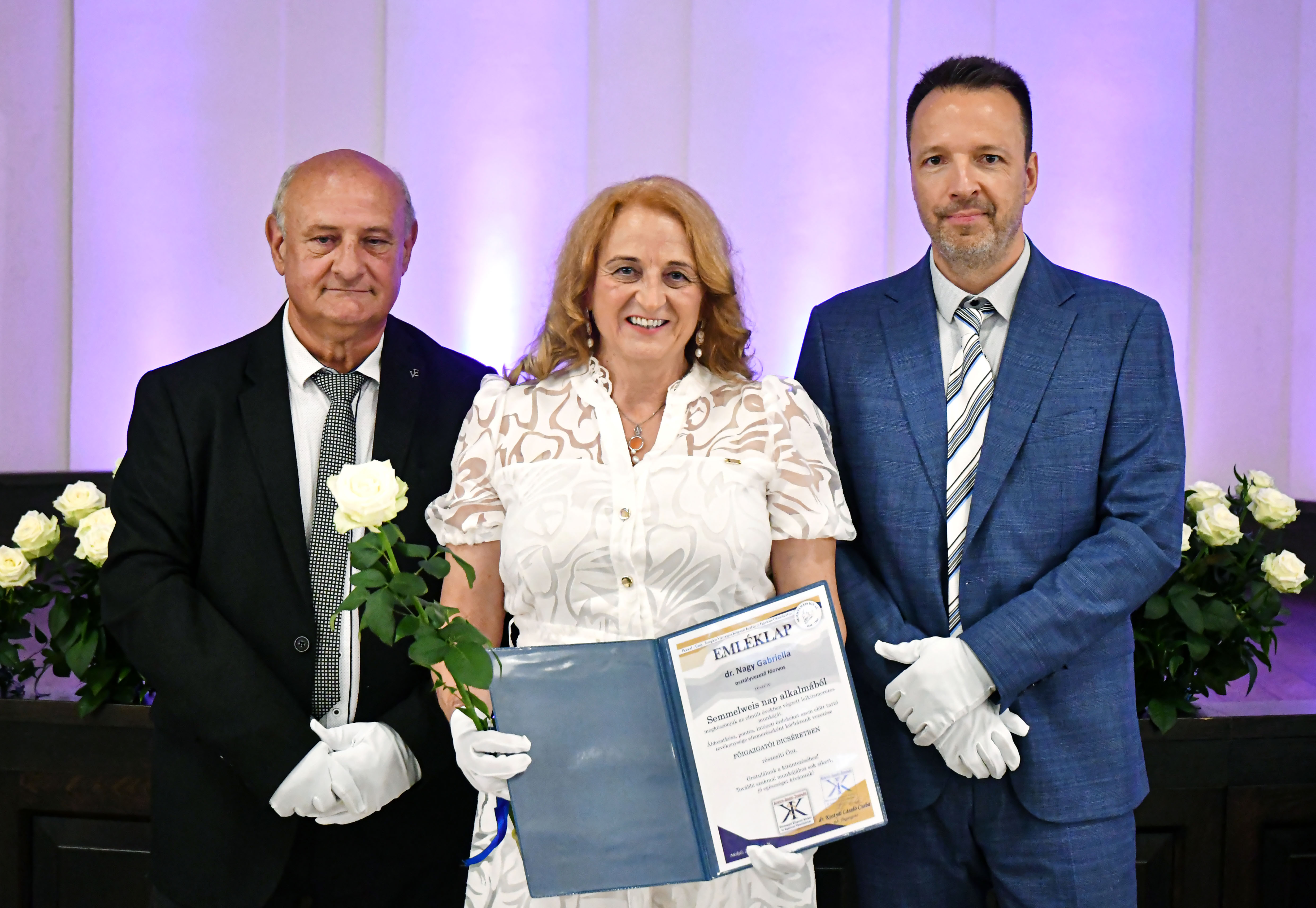 Dr. Kostyál László, Szendi József és Dr. Nagy Gabriella a főigazgatói dicsérettel a kezében