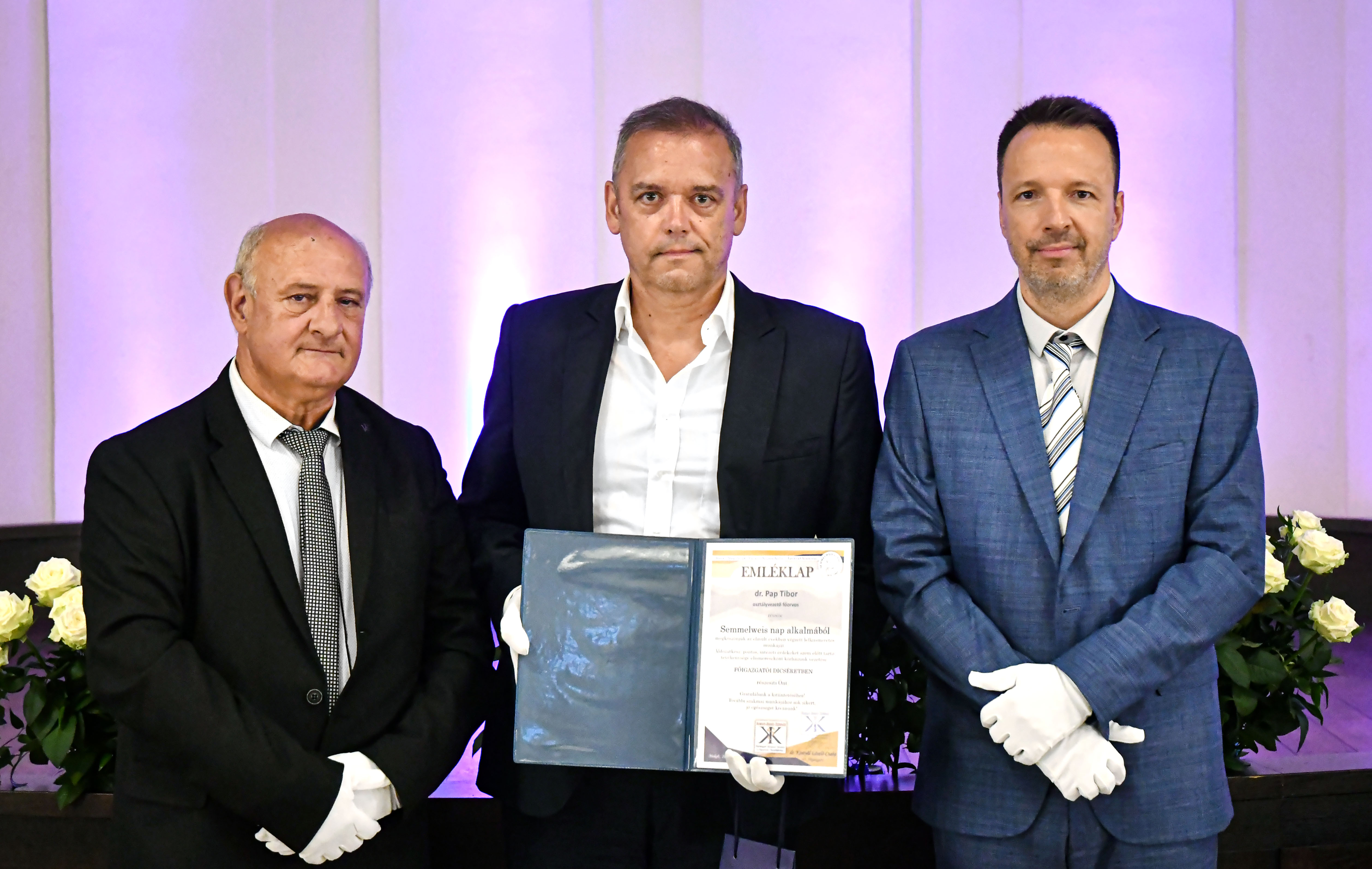 Dr. Kostyál László és Szendi József, valamint Dr. Papp Tibor a főigazgatói dicsérettel a kezében